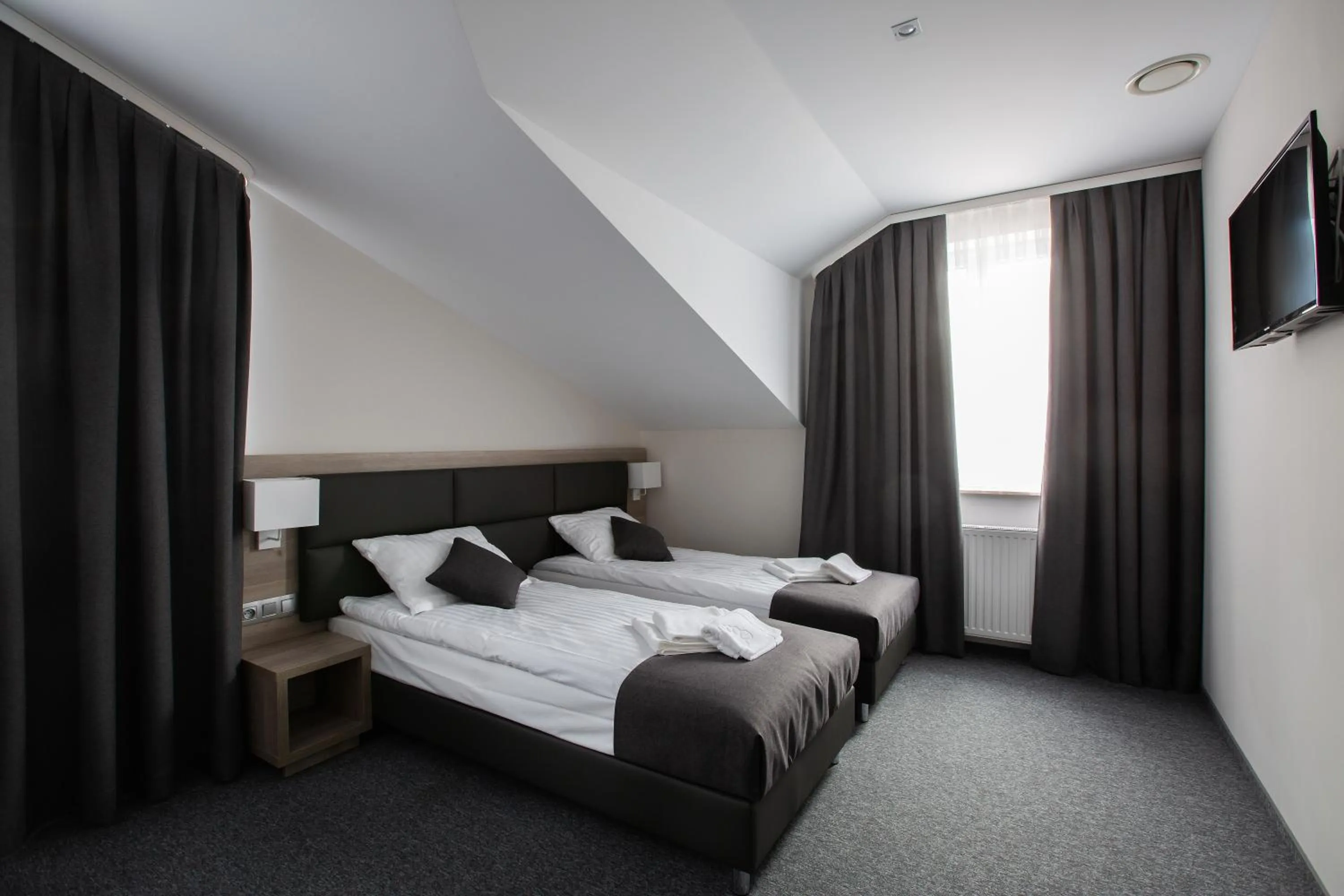 Bed in Jurajski Kryształ