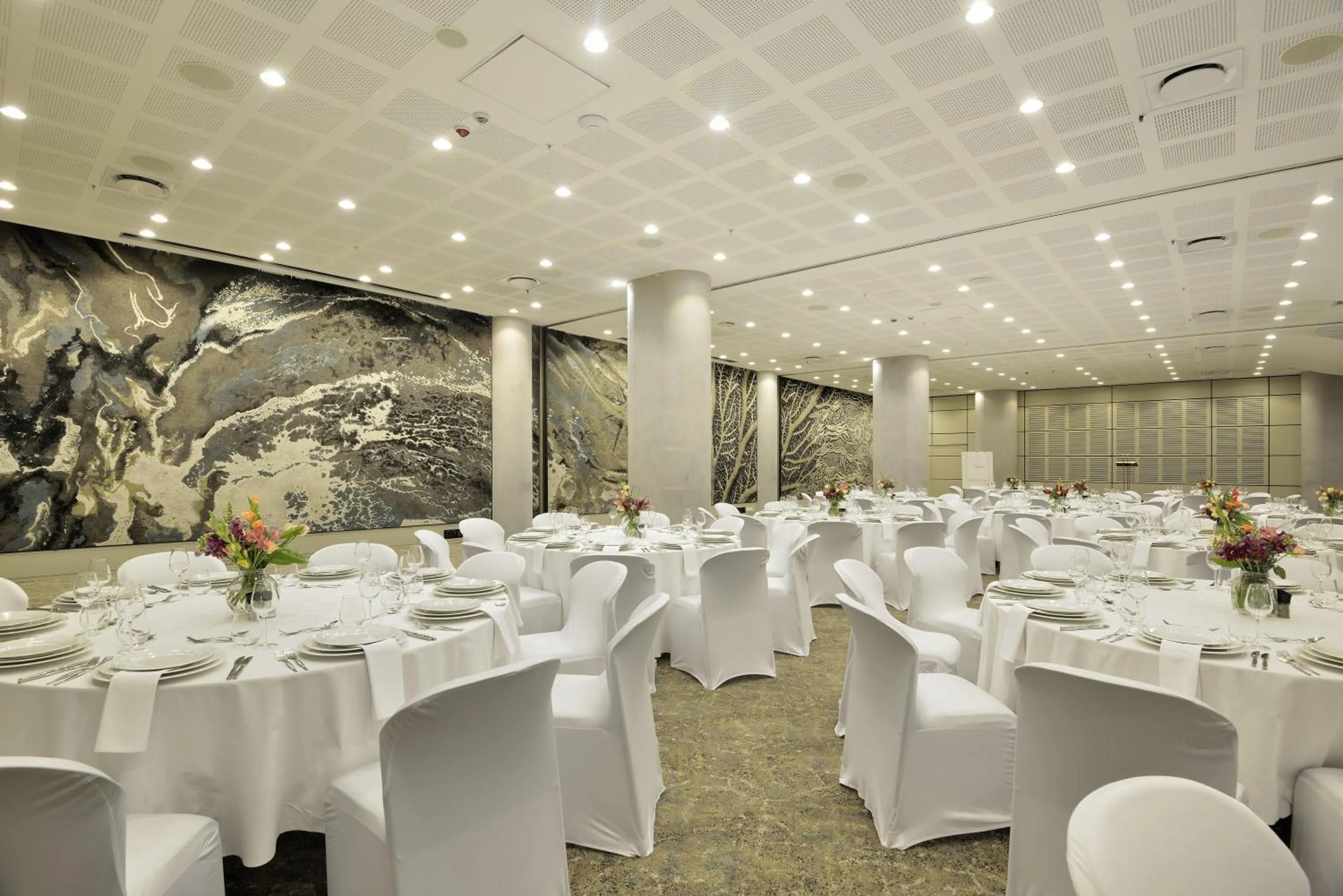 Restaurant/places to eat in The Leonardo