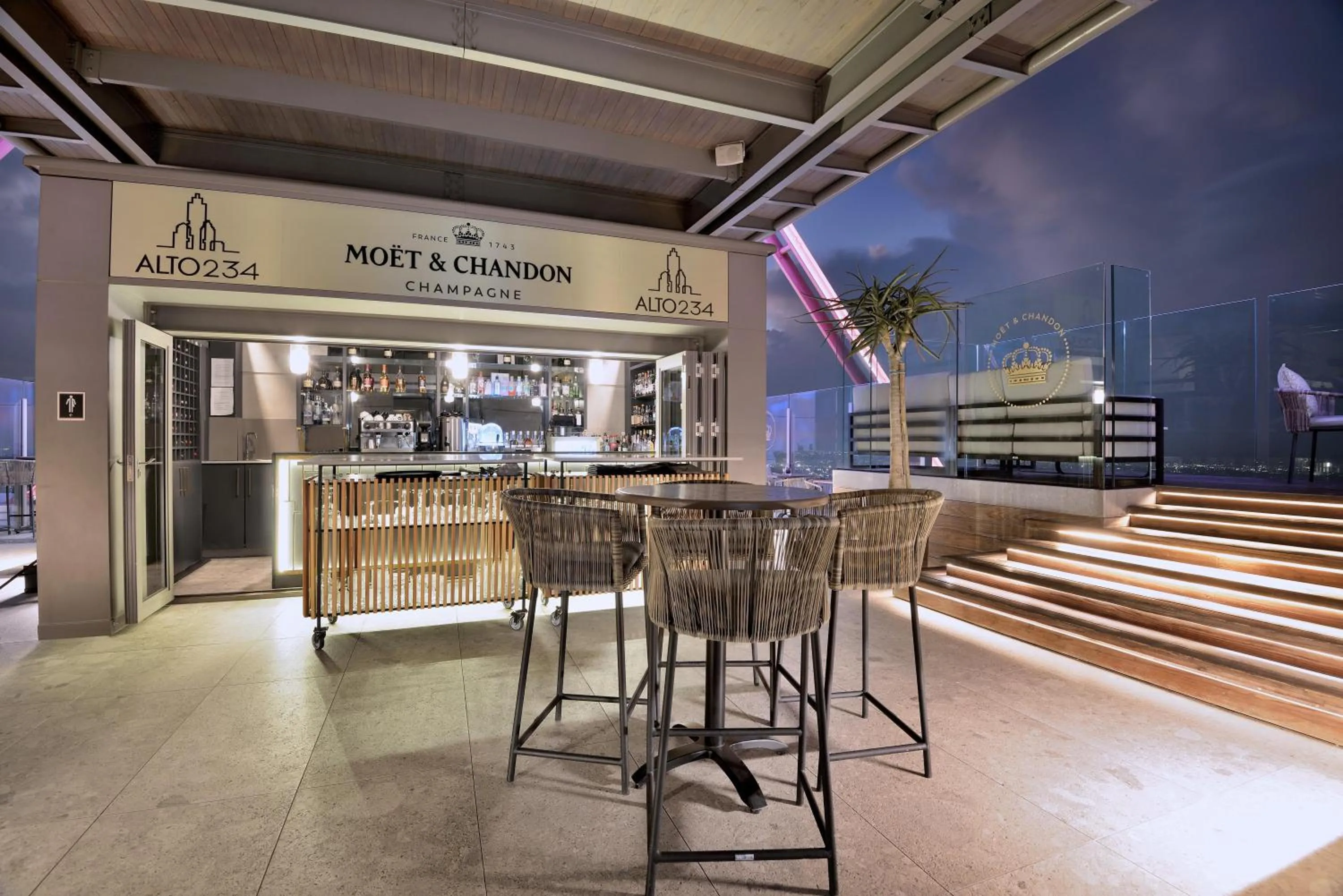 Lounge or bar in The Leonardo