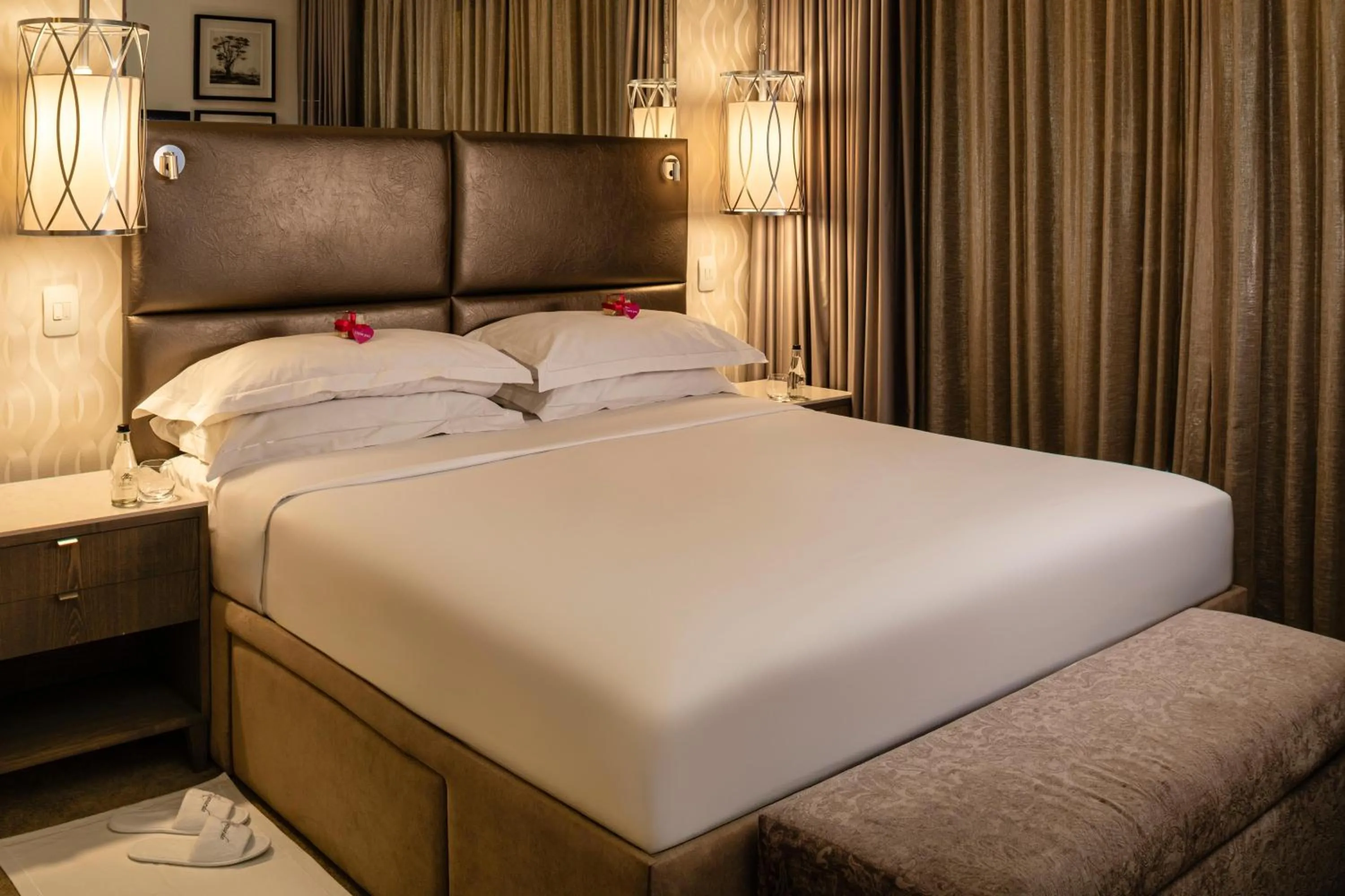 Photo of the whole room, Bed in The Leonardo