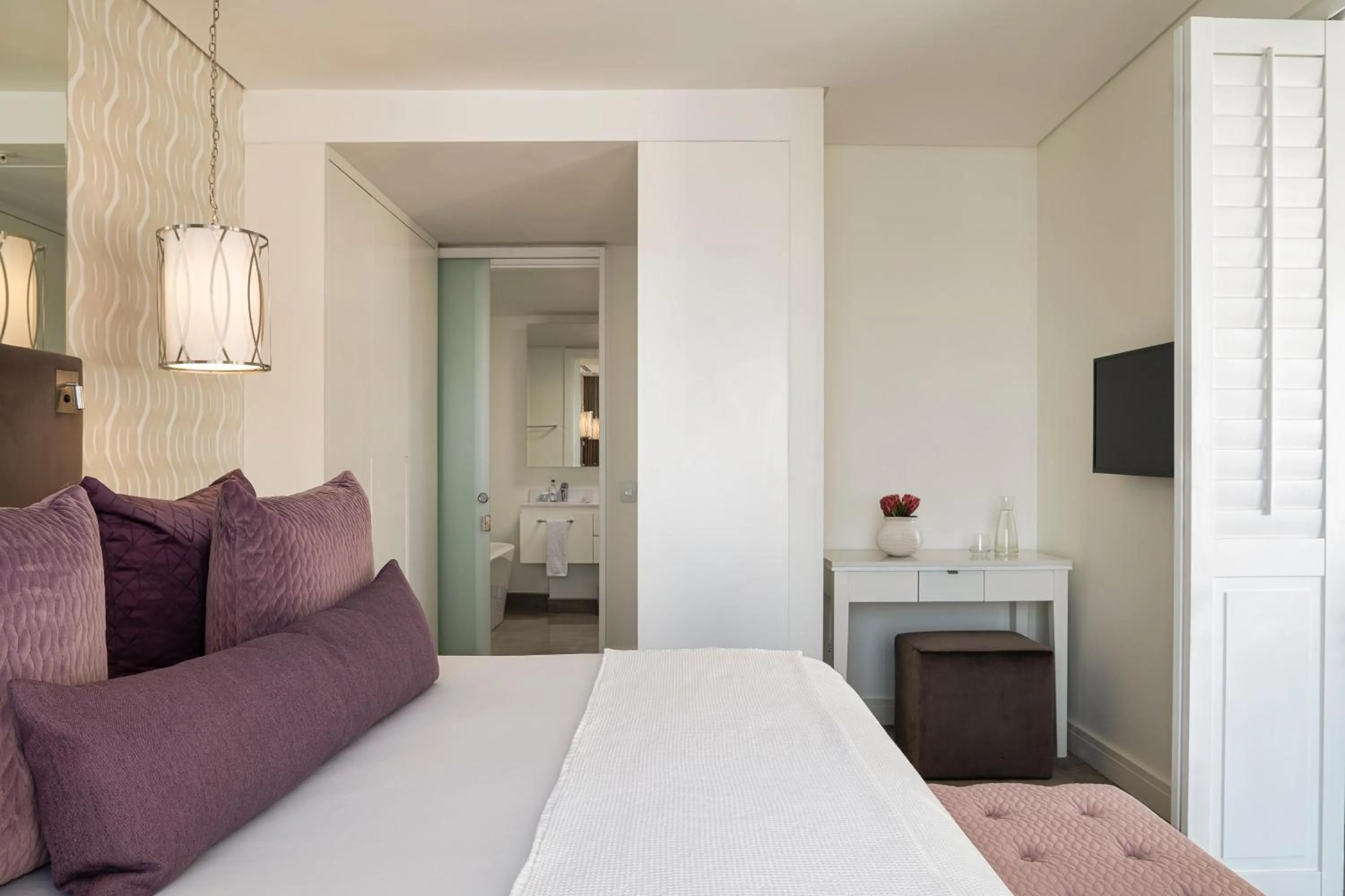 Photo of the whole room, Bed in The Leonardo