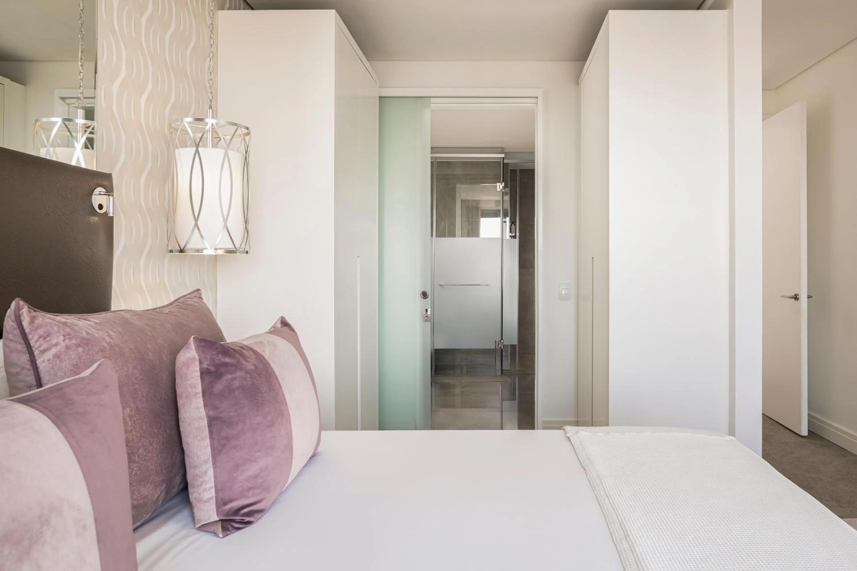 Photo of the whole room, Bed in The Leonardo