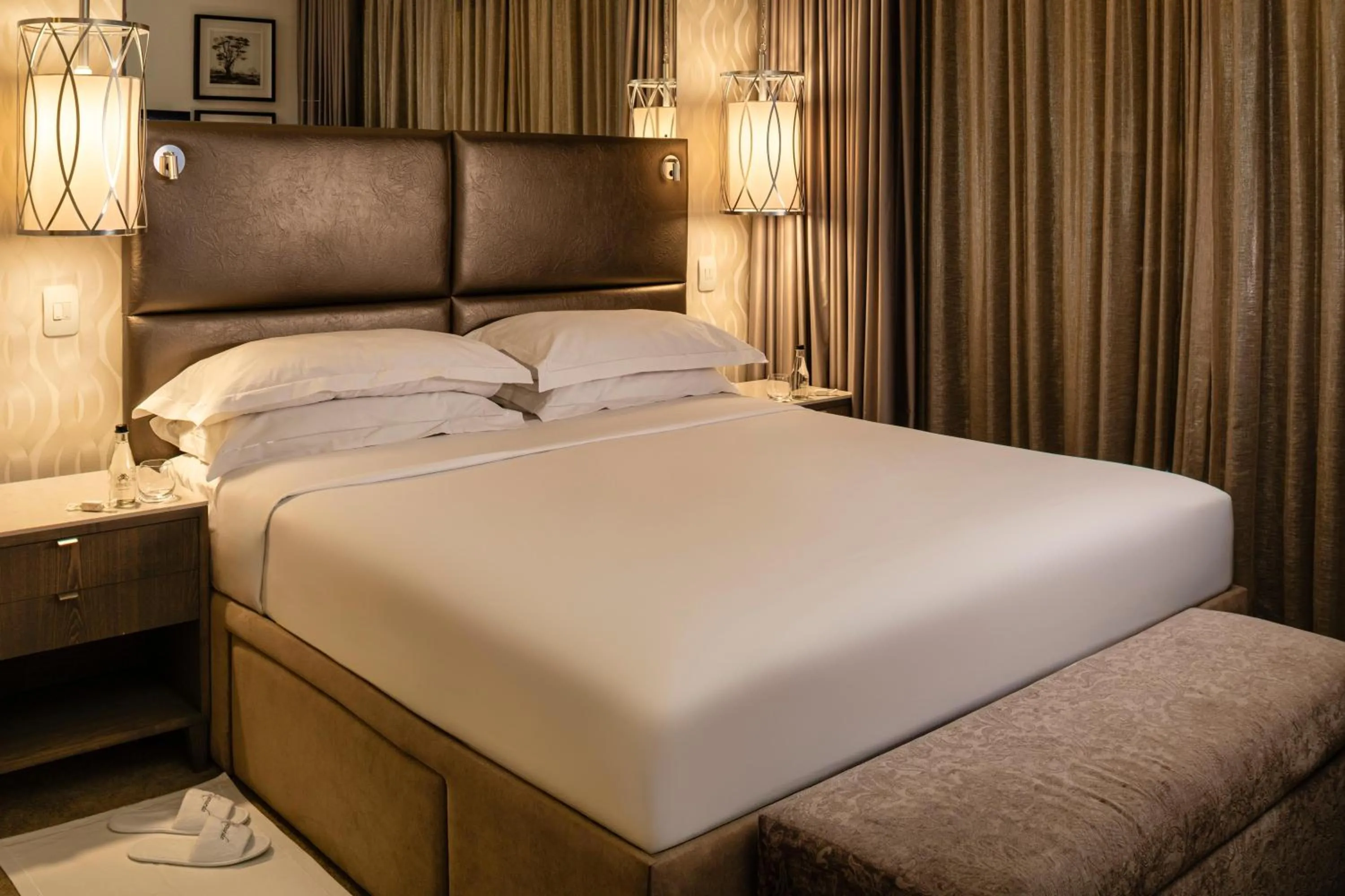 Photo of the whole room, Bed in The Leonardo