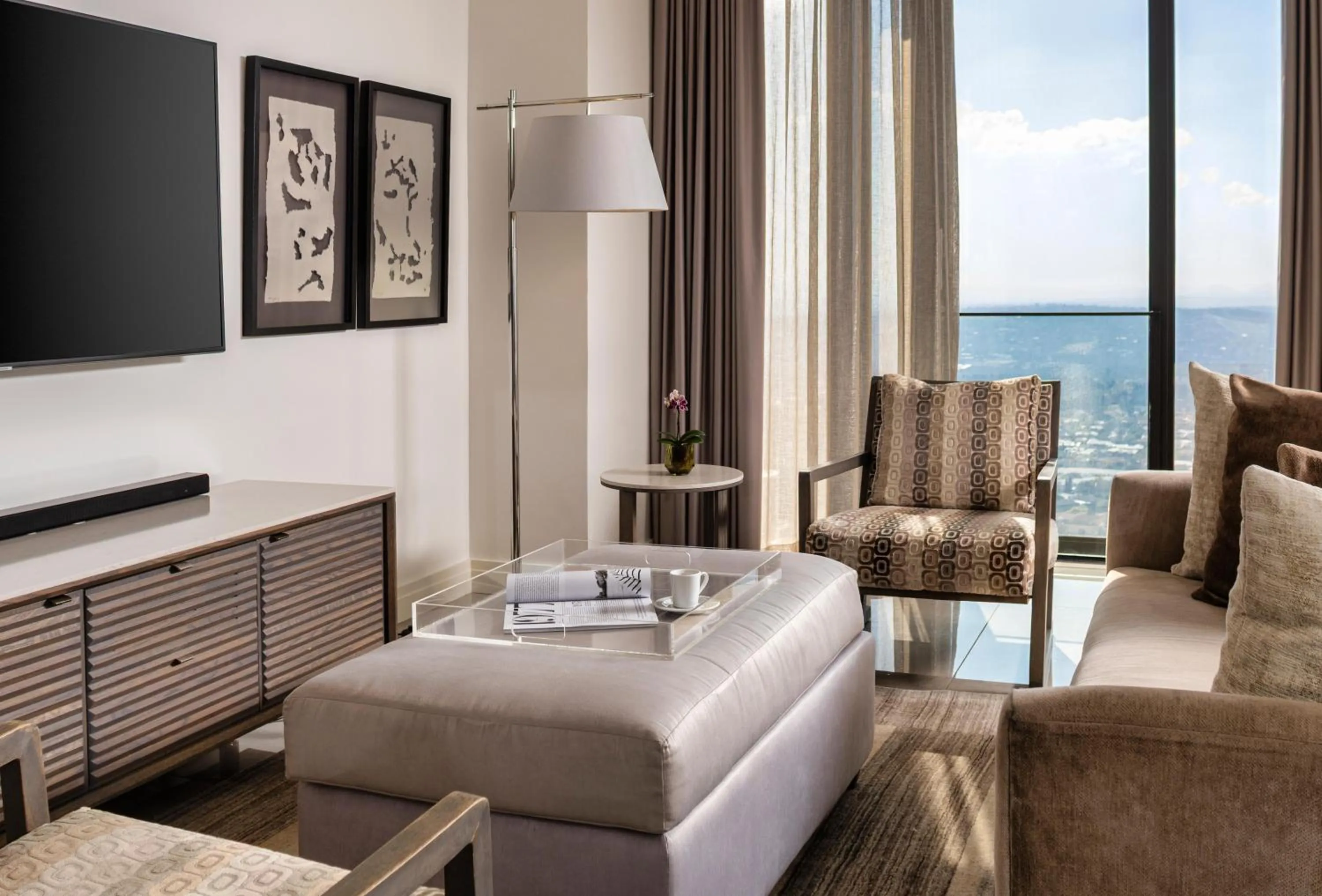 Photo of the whole room in The Leonardo