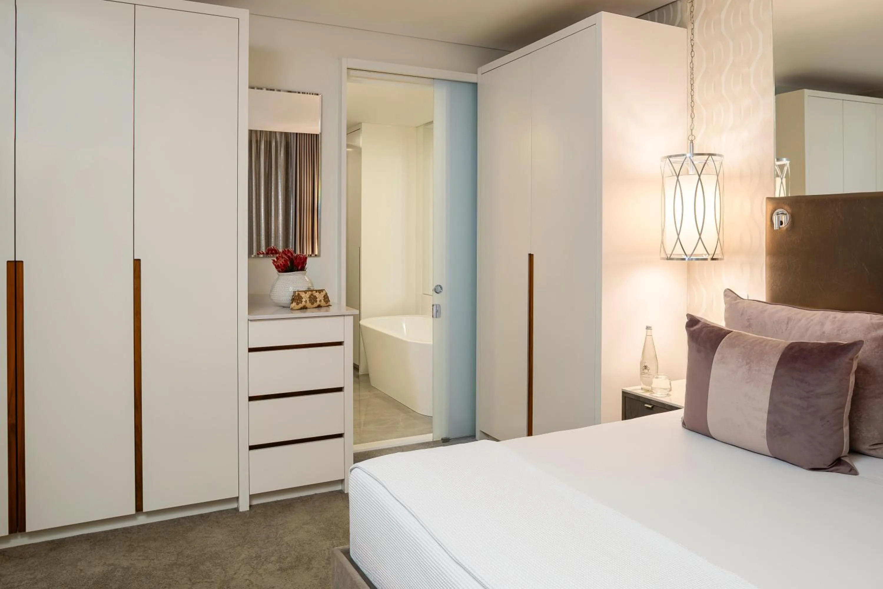 Photo of the whole room, Bed in The Leonardo