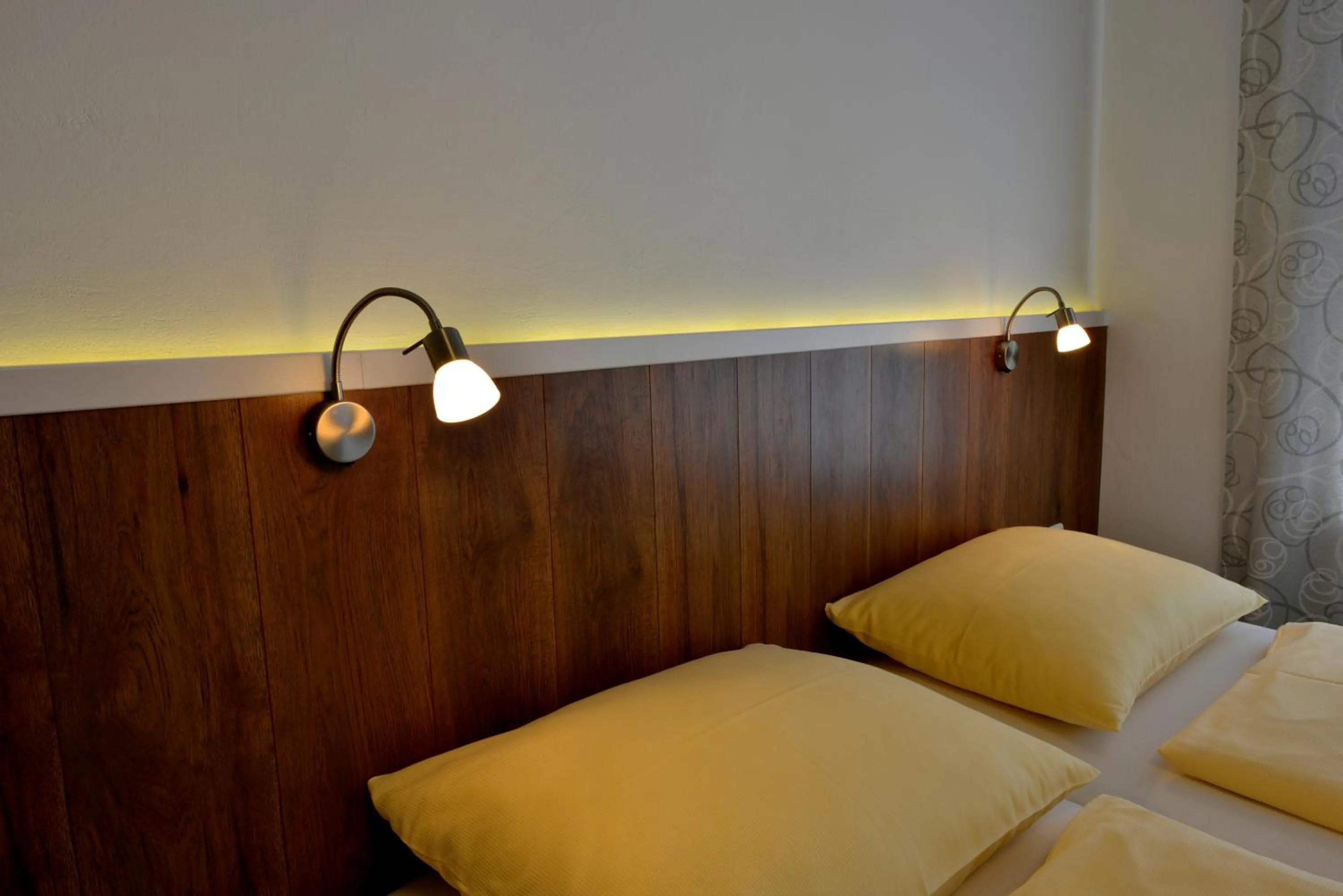 Photo of the whole room, Bed in Hotel Garni Pension Gambrinus