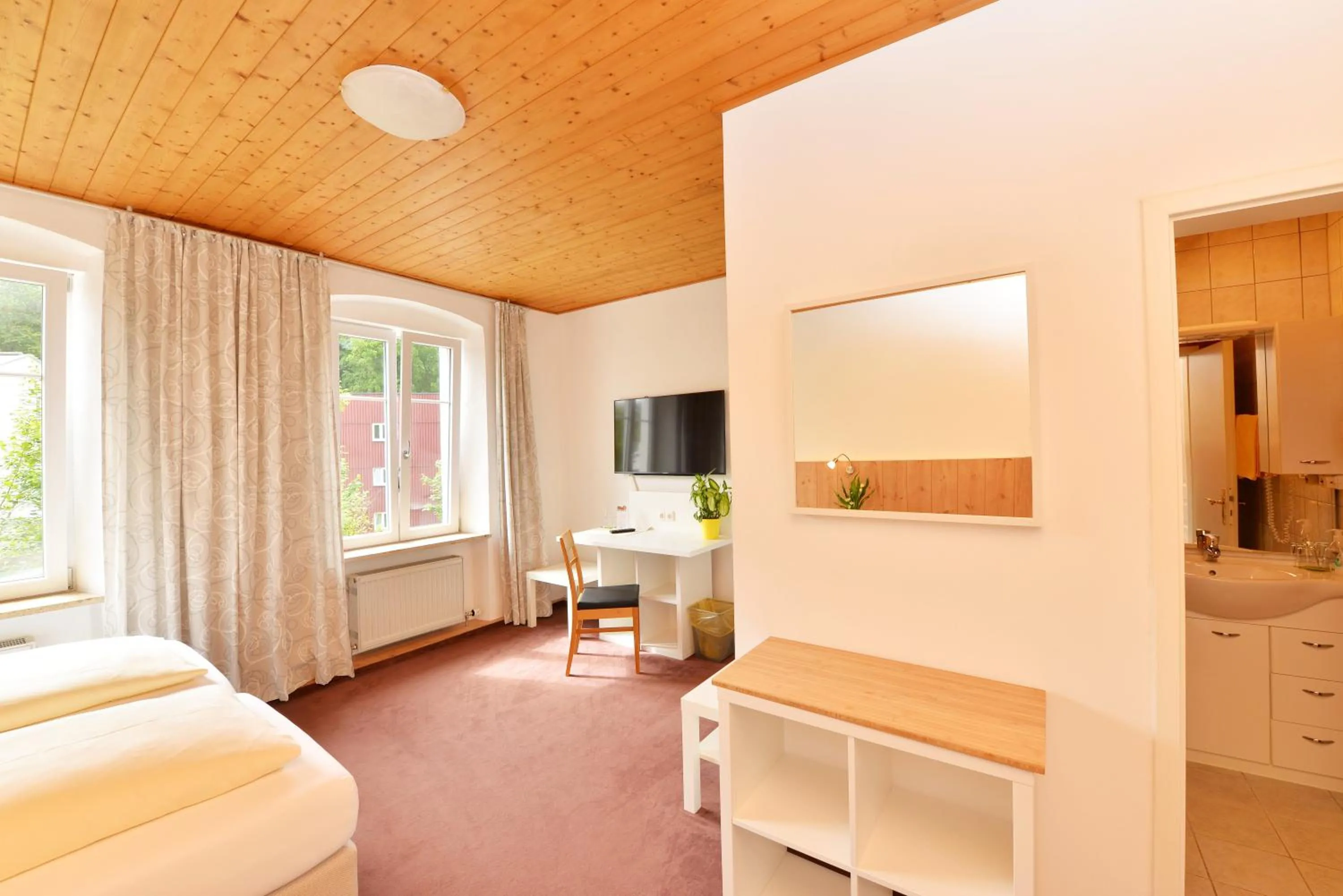 Photo of the whole room, Bed in Hotel Garni Pension Gambrinus