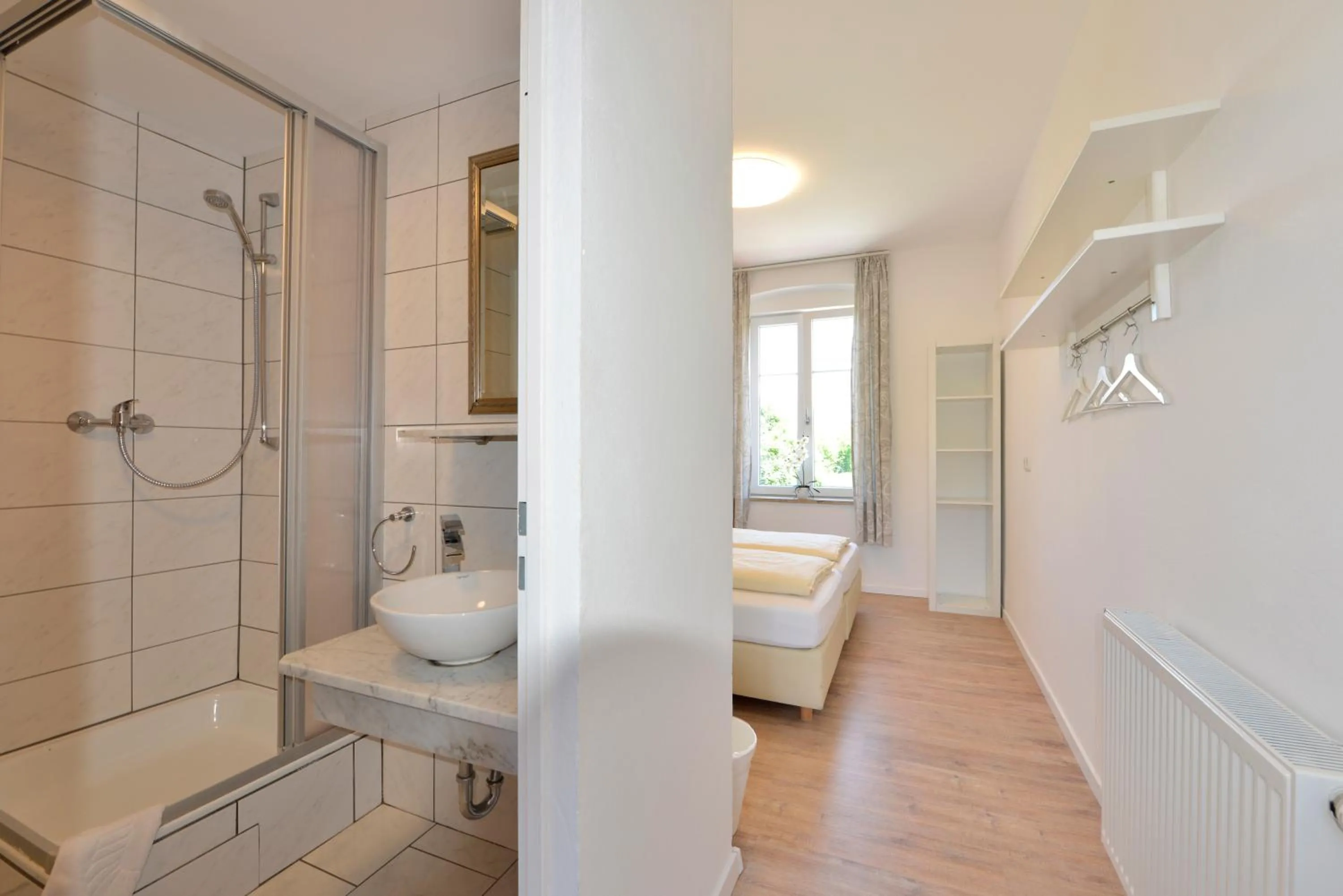 Bathroom, Bed in Hotel Garni Pension Gambrinus