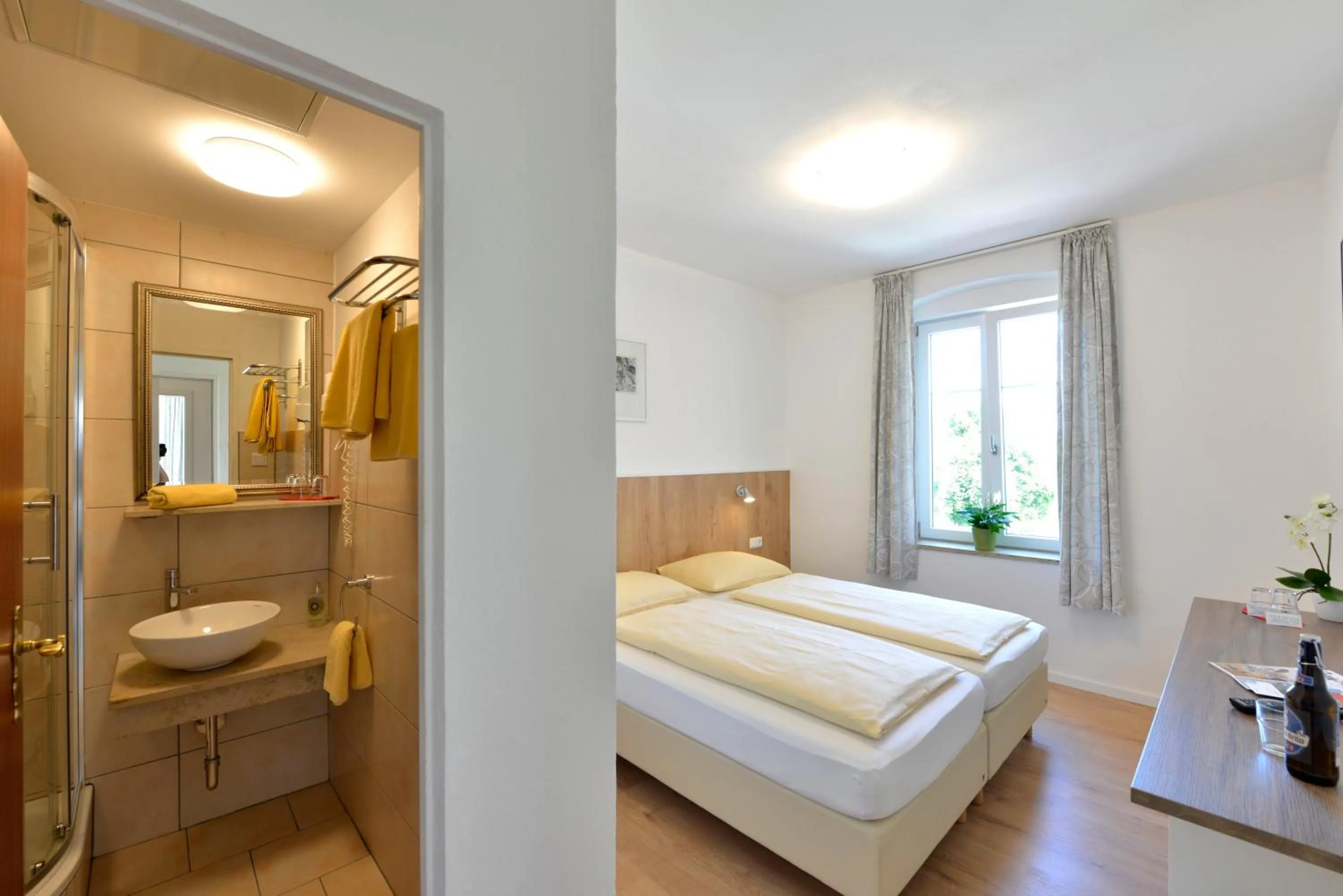Bathroom, Bed in Hotel Garni Pension Gambrinus