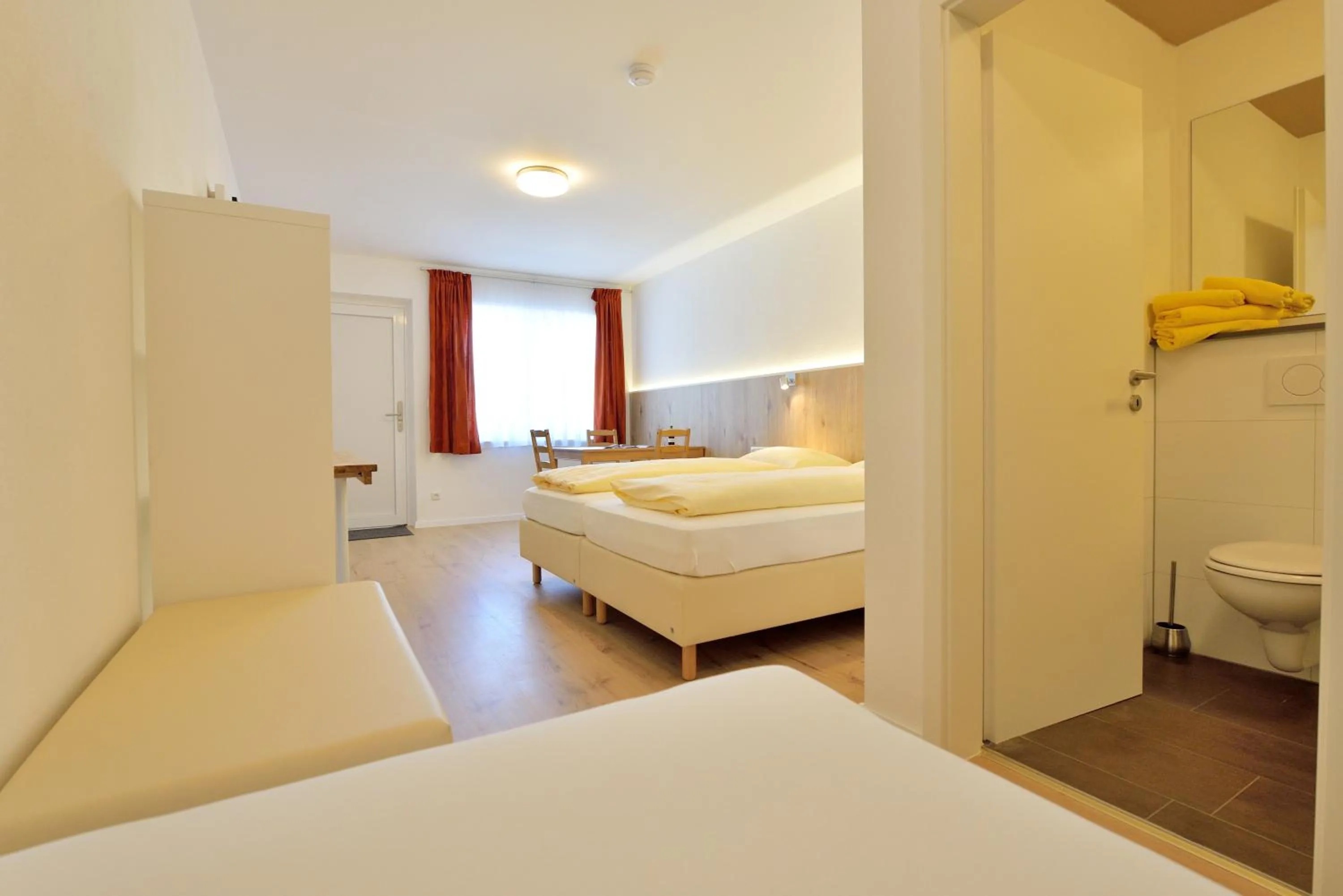 Bathroom, Bed in Hotel Garni Pension Gambrinus