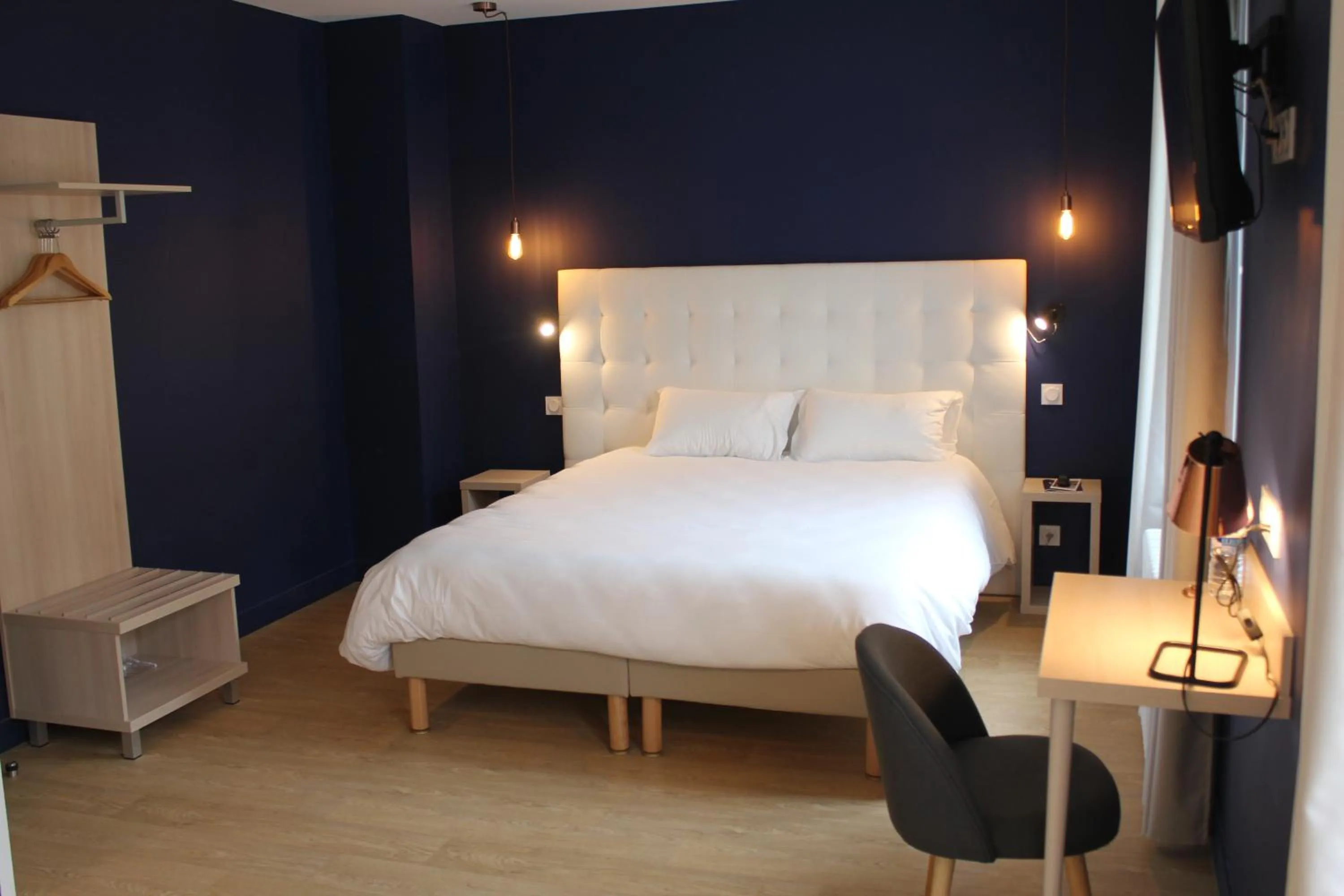 Photo of the whole room, Bed in Hôtel La Fontaine Caen Centre