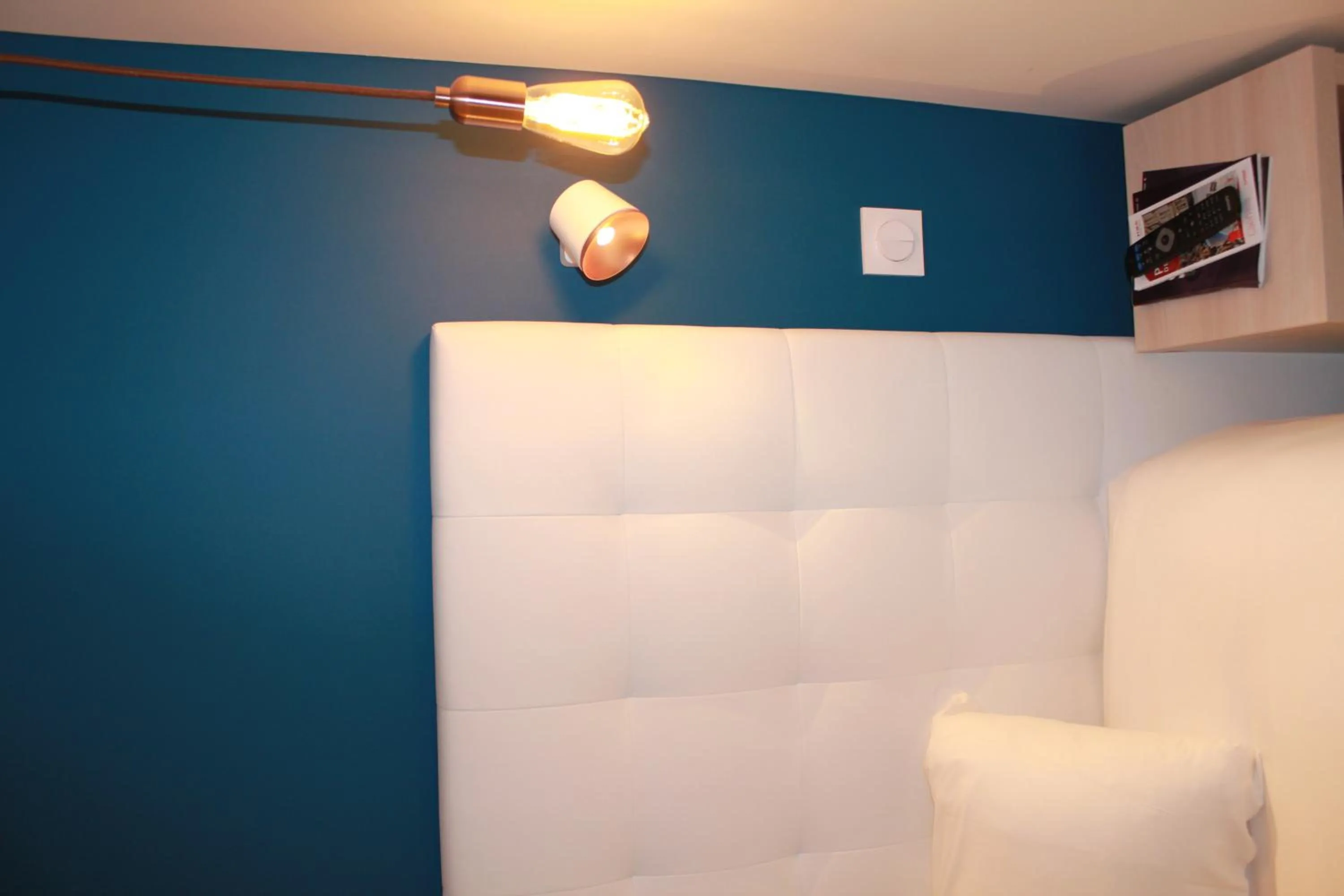 Decorative detail, Bed in Hôtel La Fontaine Caen Centre