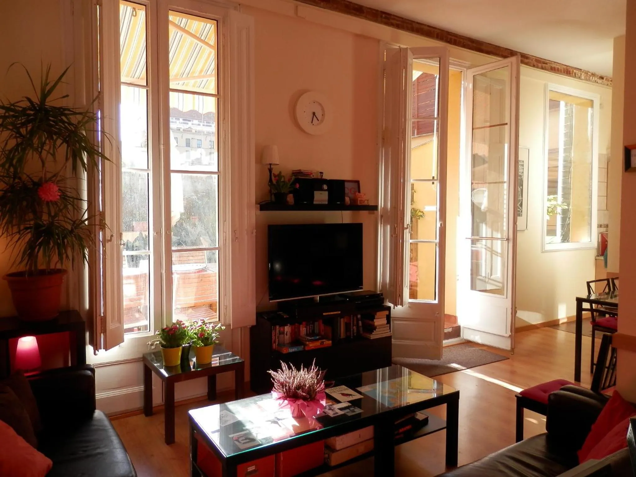 Communal lounge/ TV room in Barcelona Central Garden Hostal