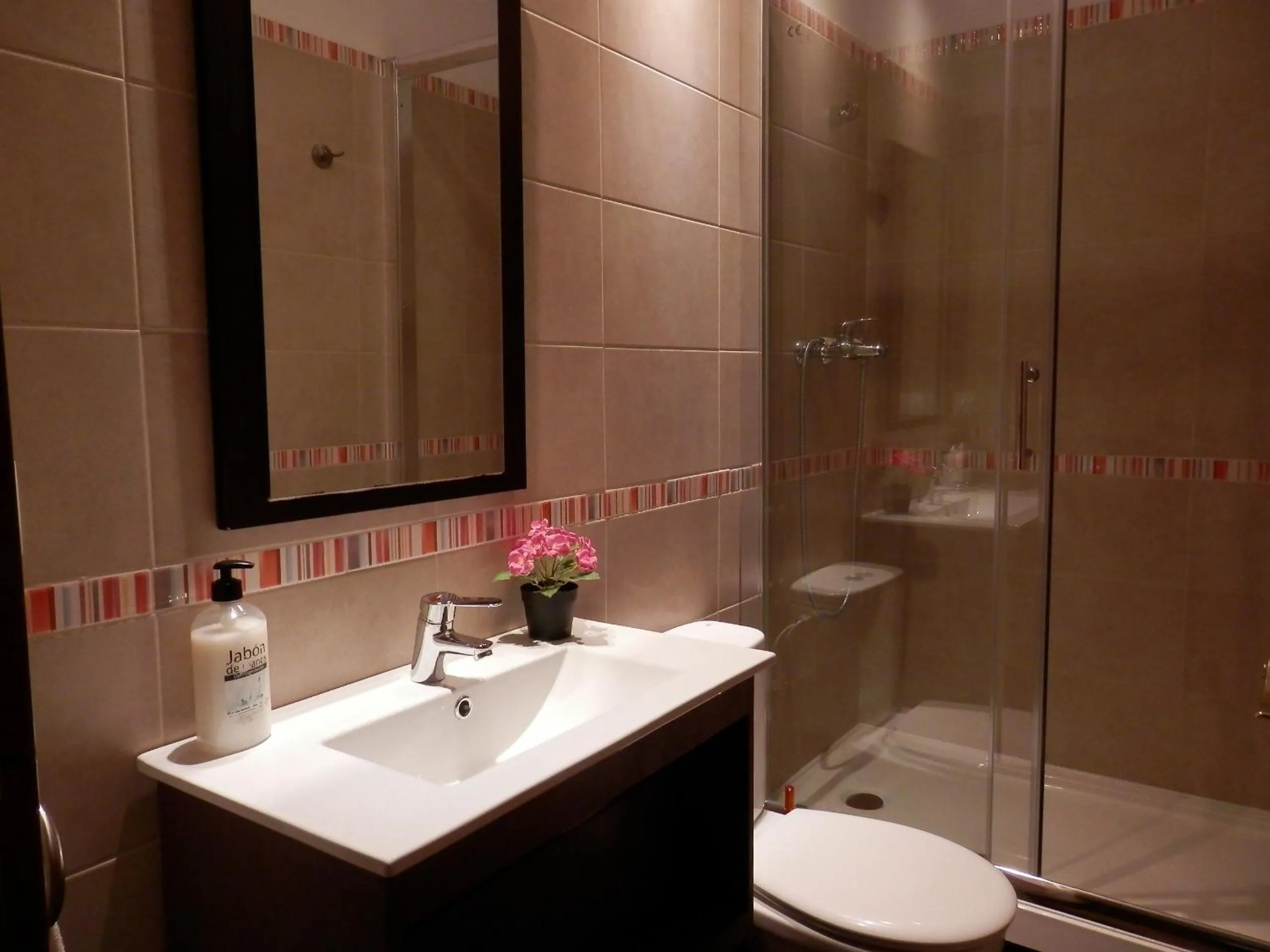 Shower in Barcelona Central Garden Hostal