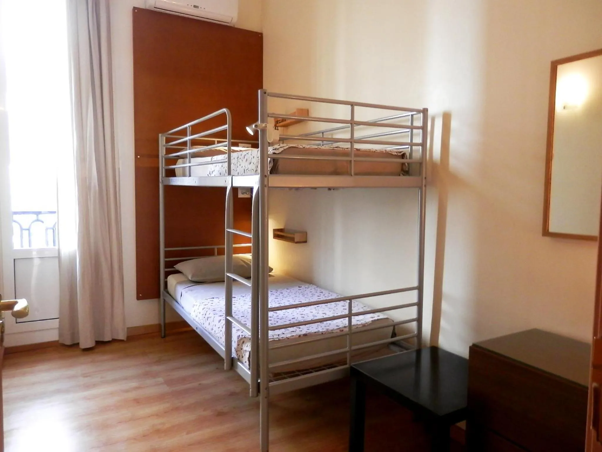 Photo of the whole room, Bed in Barcelona Central Garden Hostal