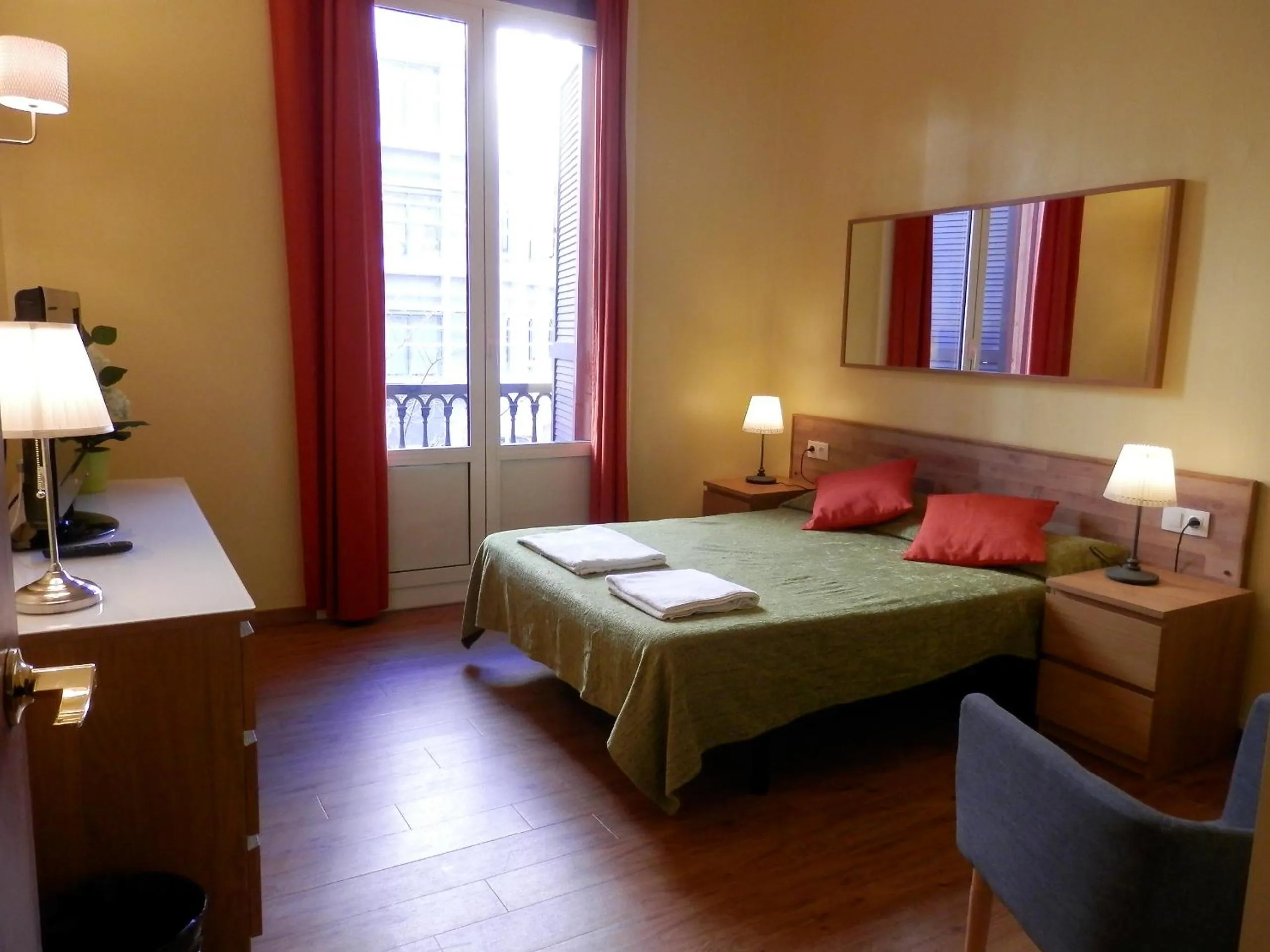 Photo of the whole room, Bed in Barcelona Central Garden Hostal