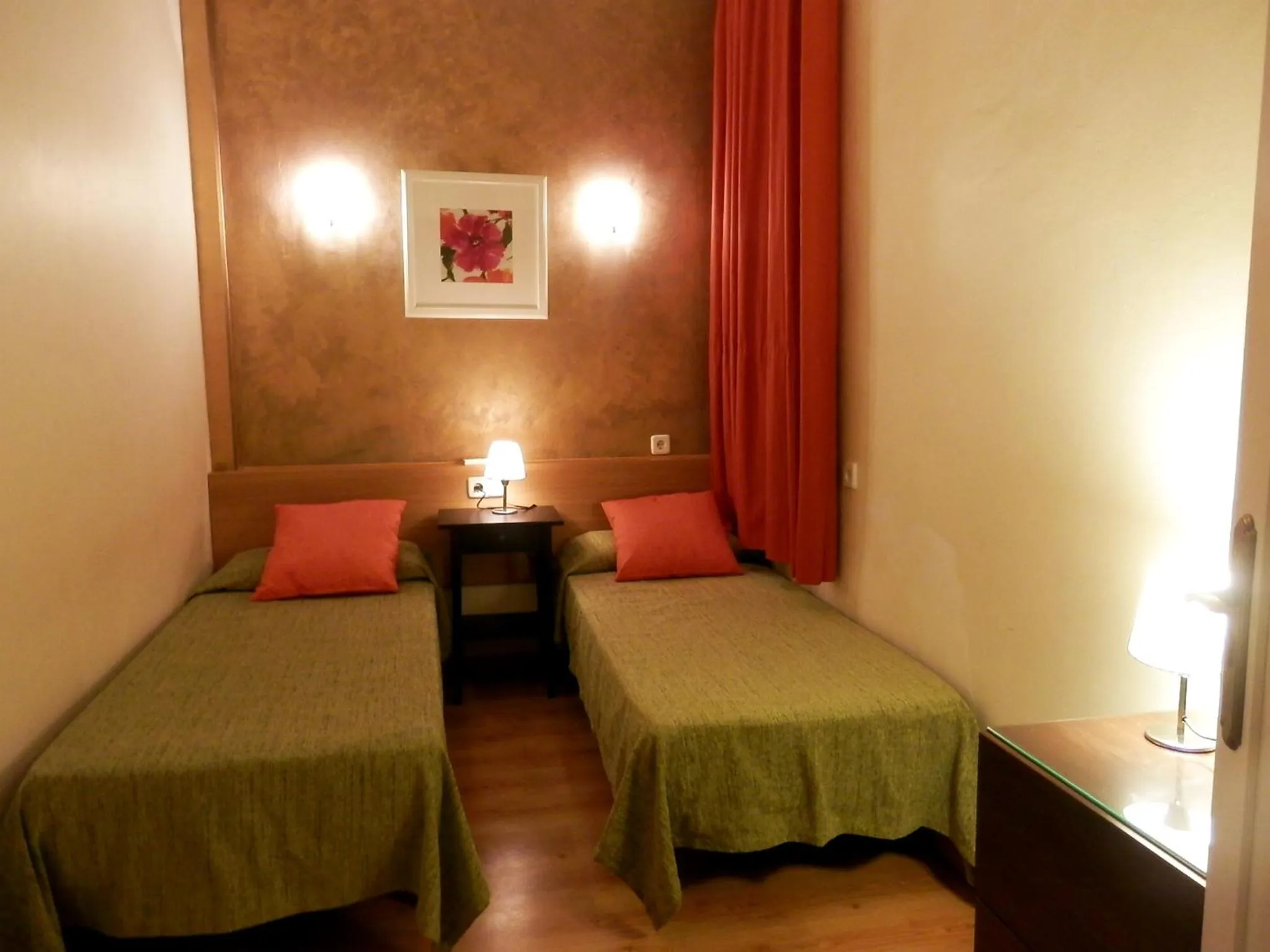 Photo of the whole room, Bed in Barcelona Central Garden Hostal