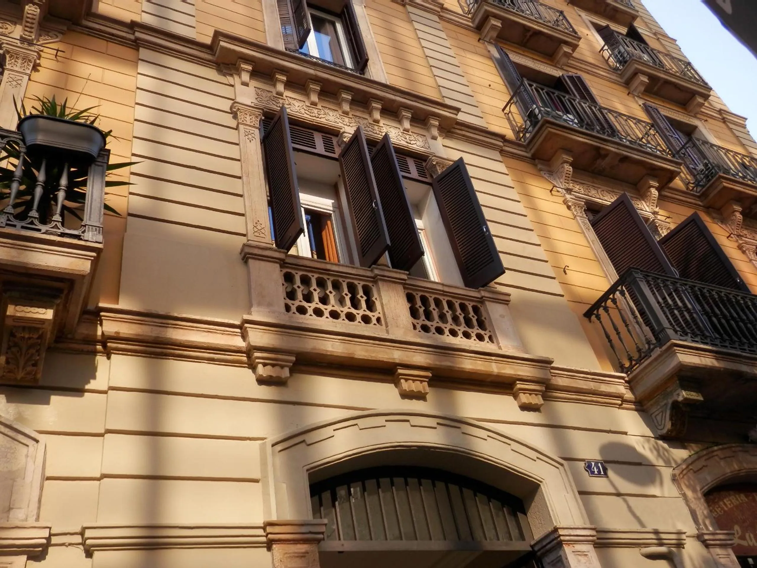 Facade/entrance in Barcelona Central Garden Hostal
