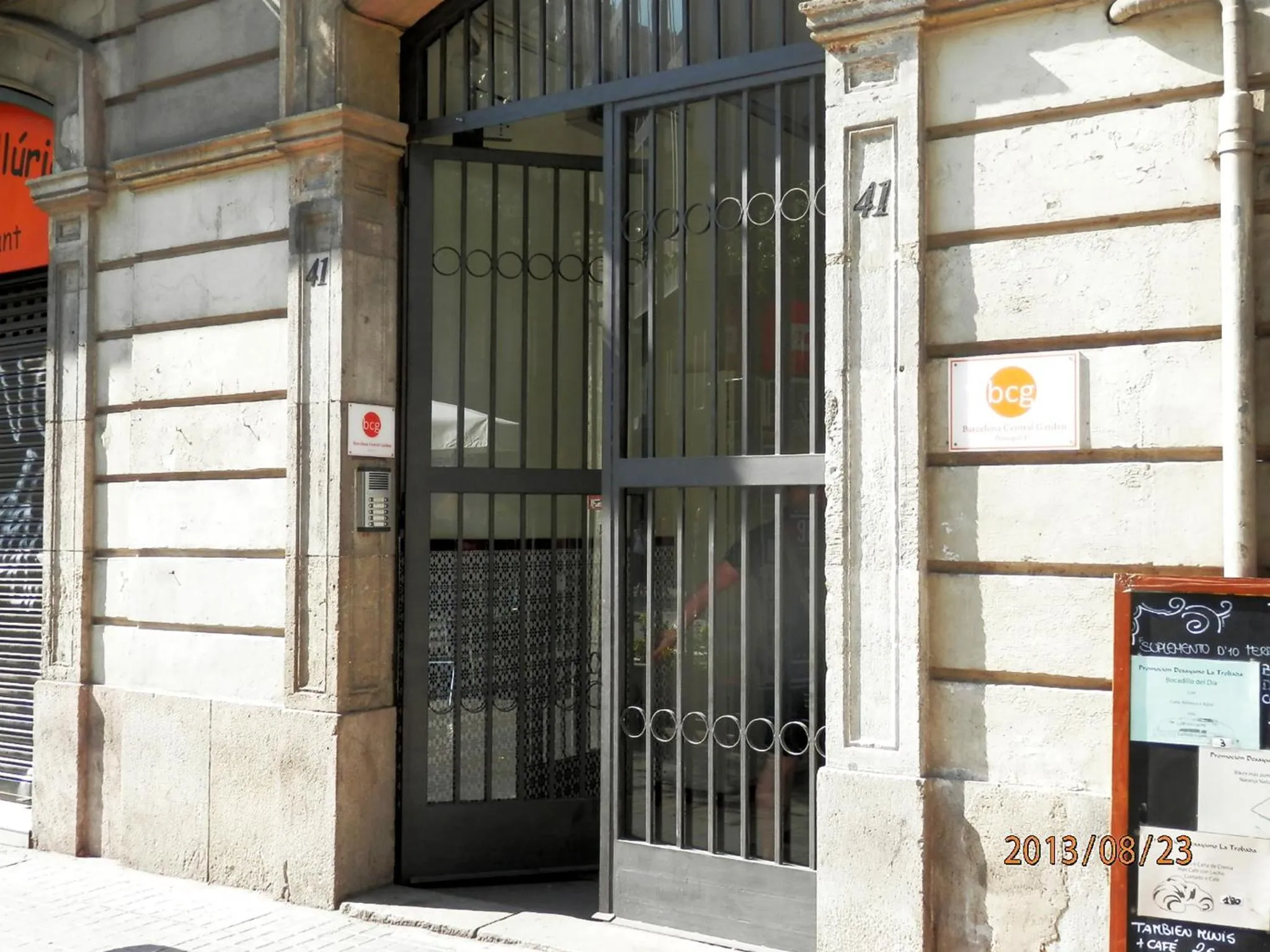 Facade/entrance in Barcelona Central Garden Hostal