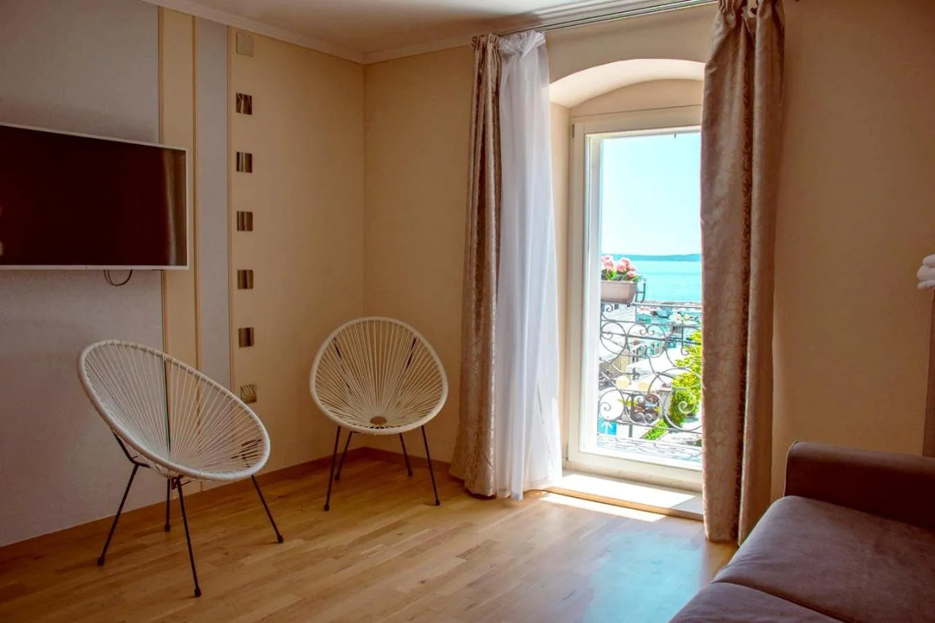 Living room in Benjamin Hotel