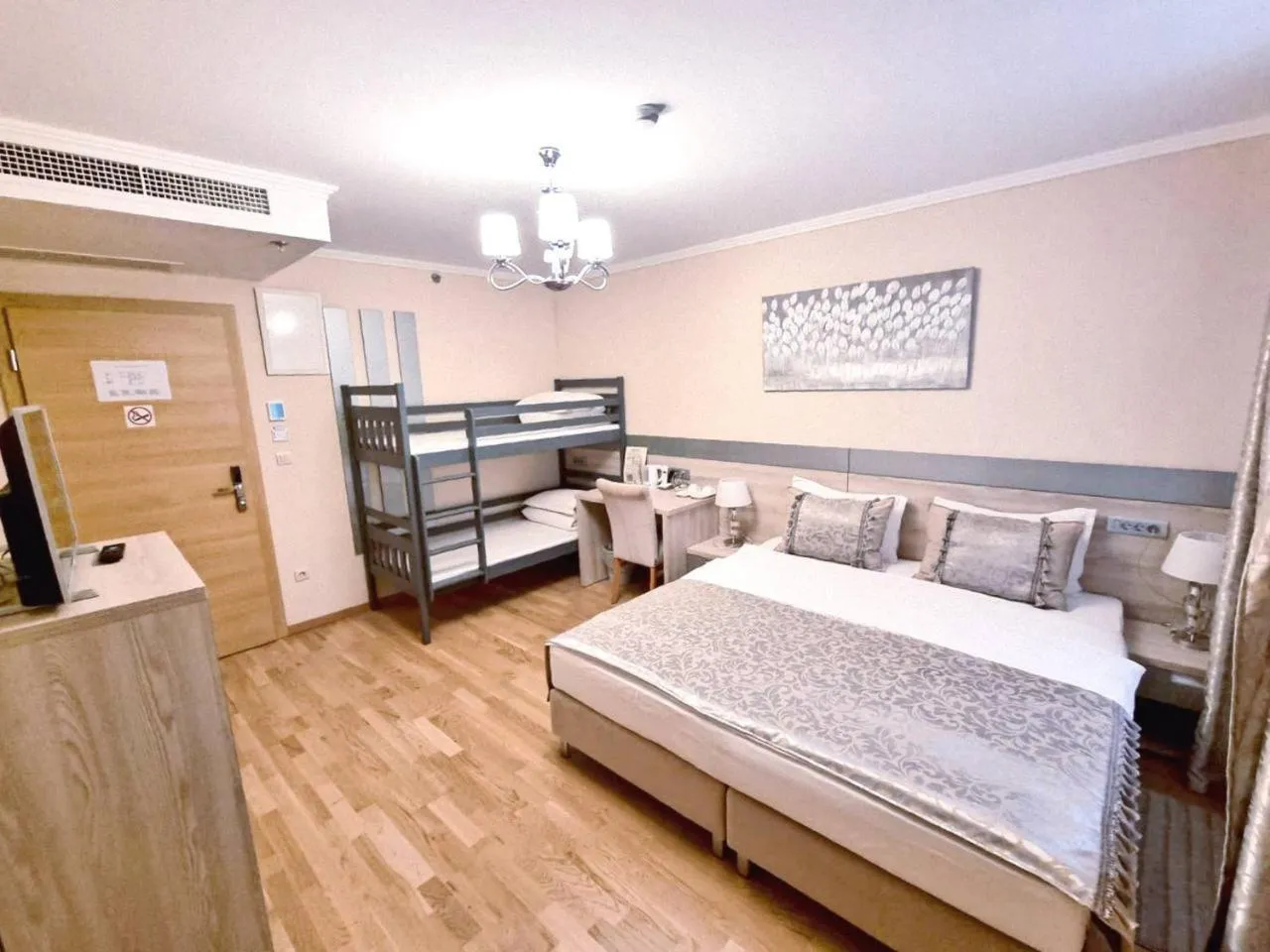 Photo of the whole room, Bed in Benjamin Hotel