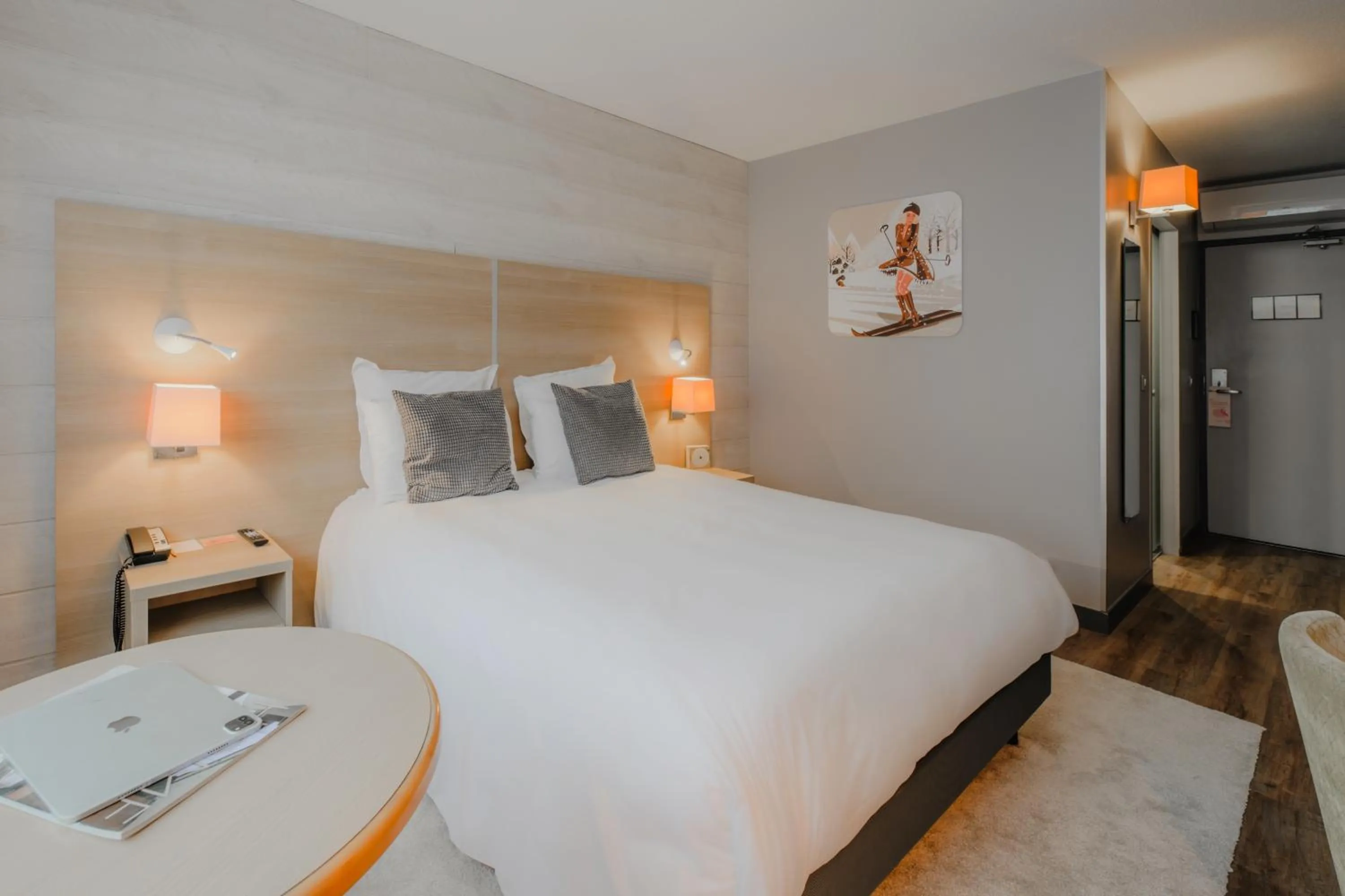 Property building, Bed in Mercure Annecy Sud
