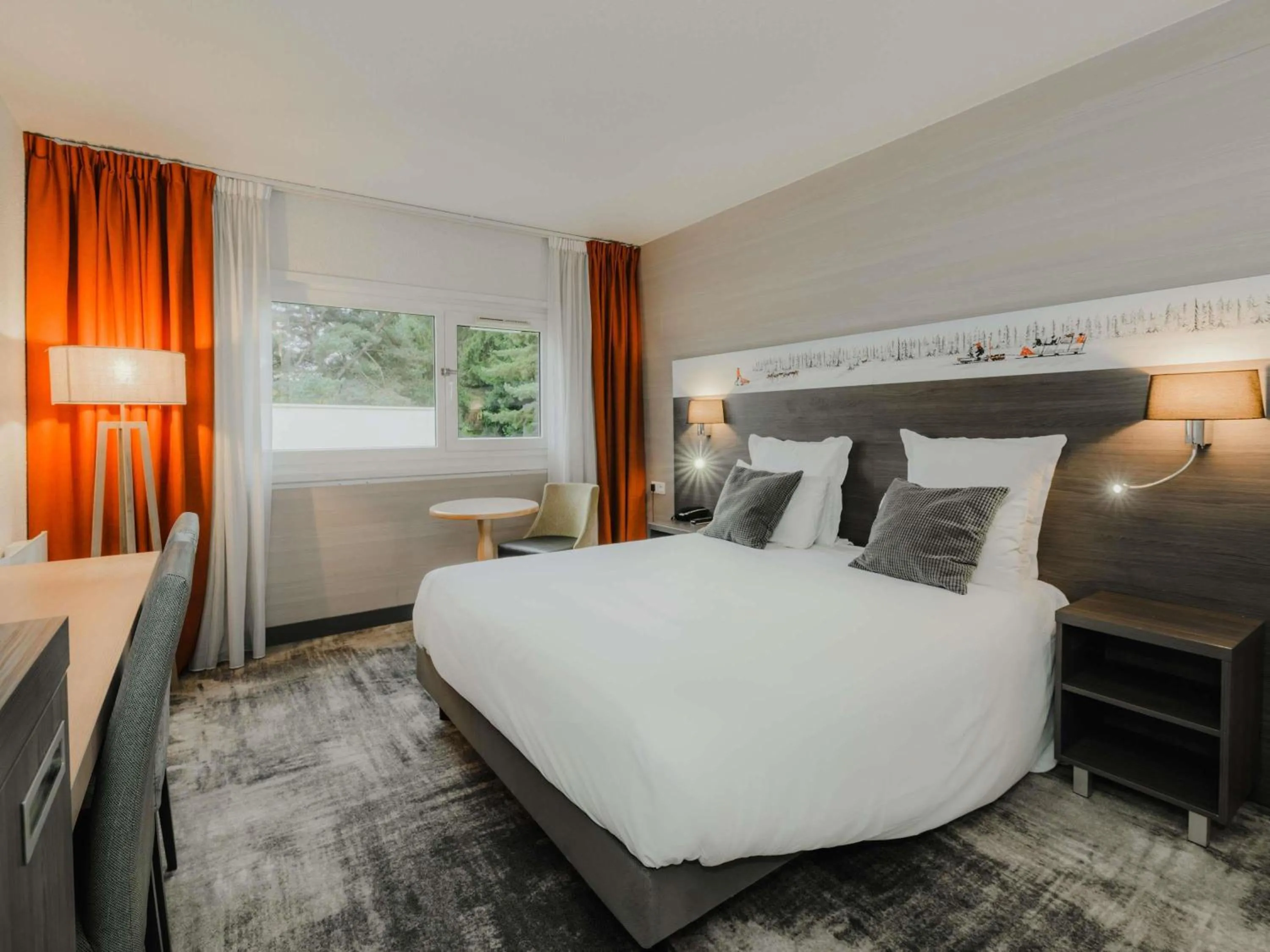Property building, Bed in Mercure Annecy Sud