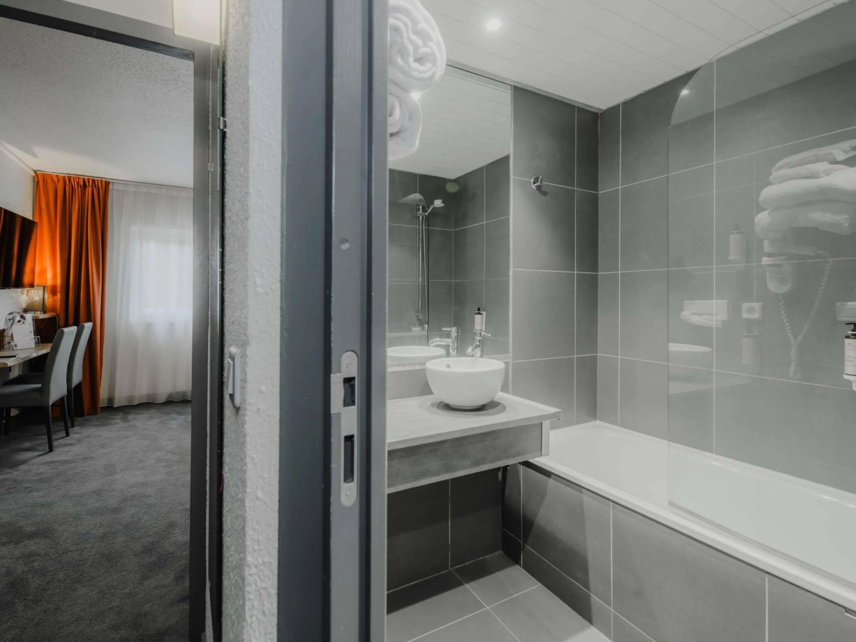 Bedroom in Mercure Annecy Sud