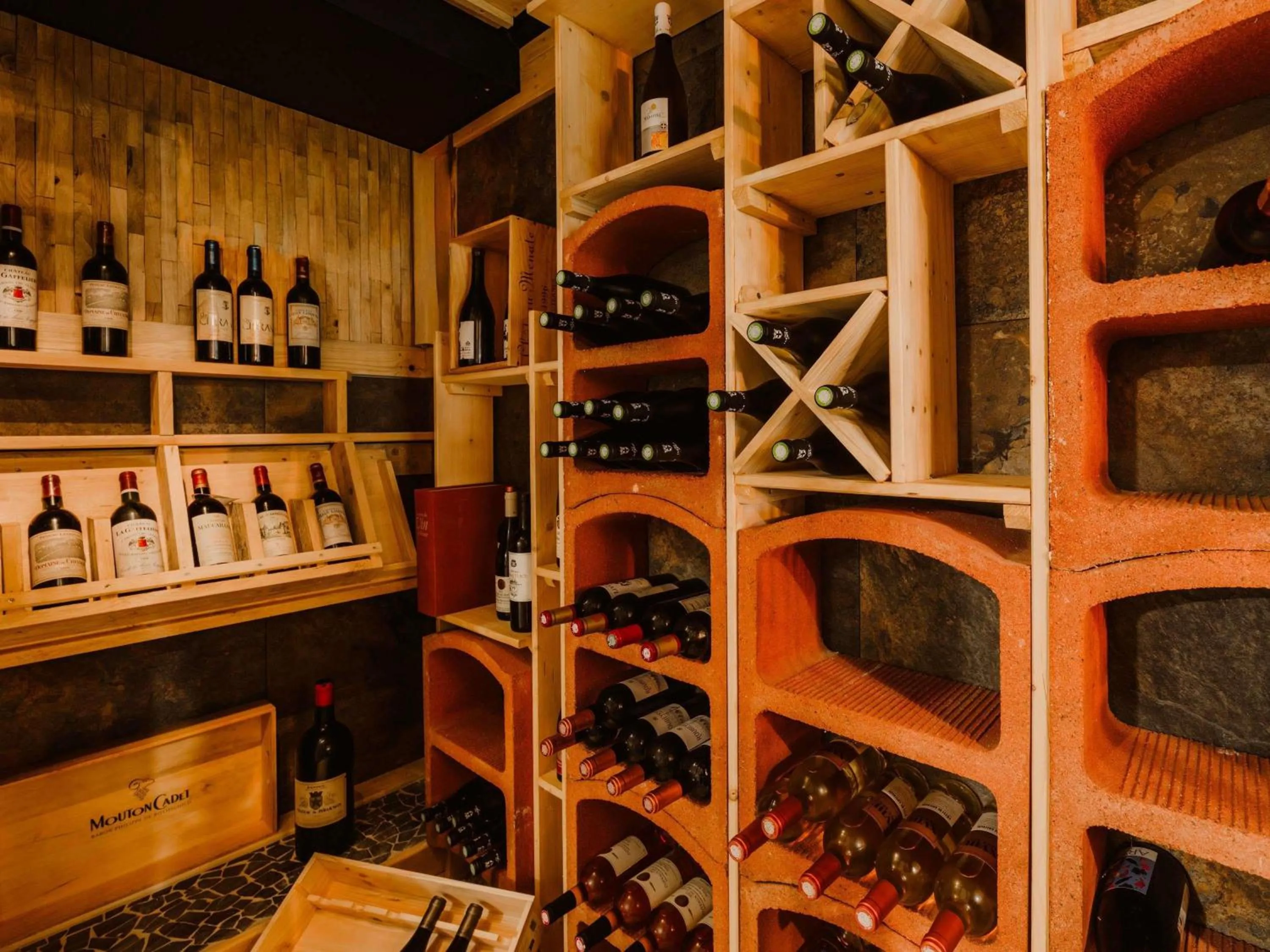 Lounge or bar in Mercure Annecy Sud