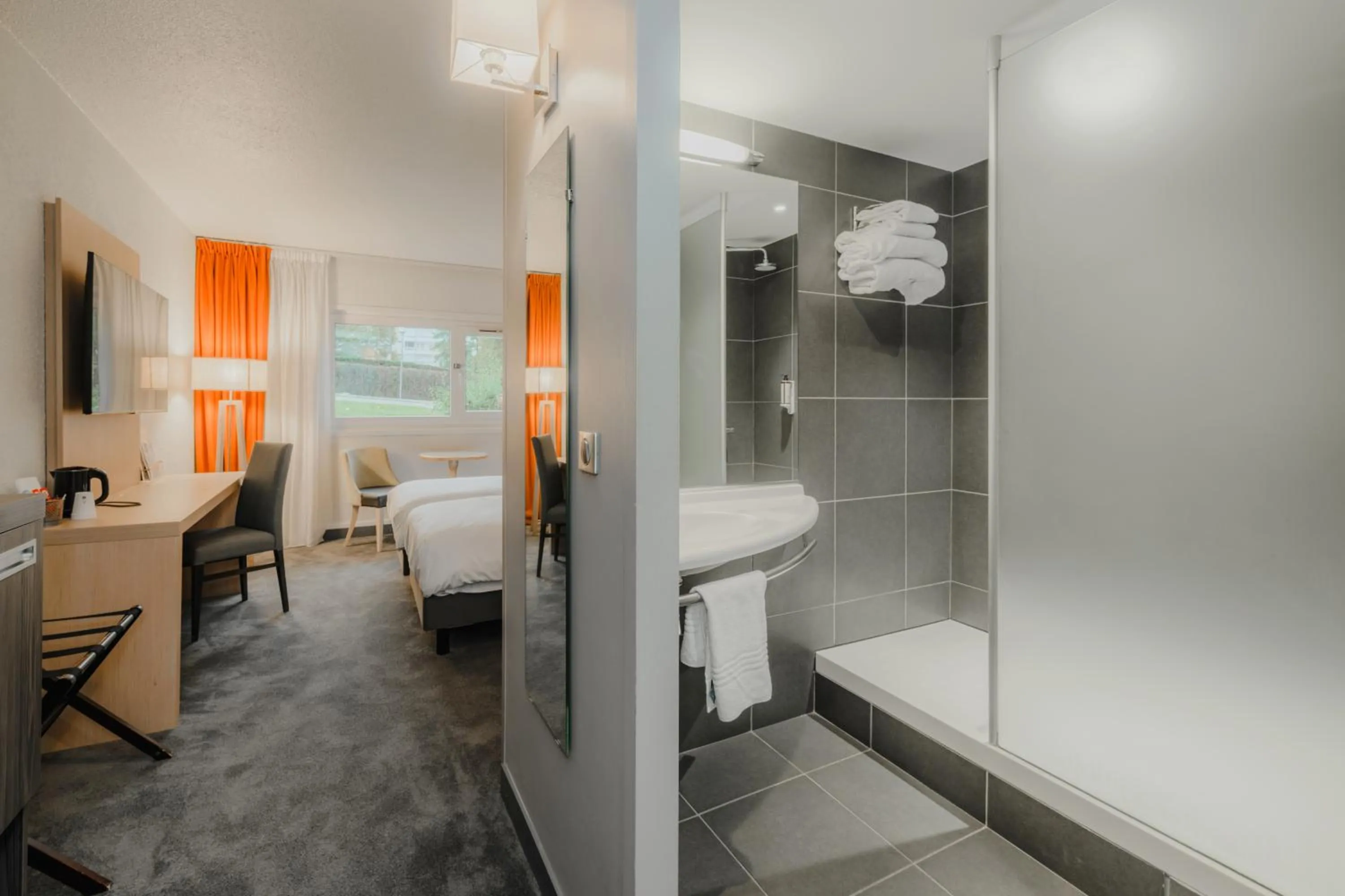 Property building, Bed in Mercure Annecy Sud