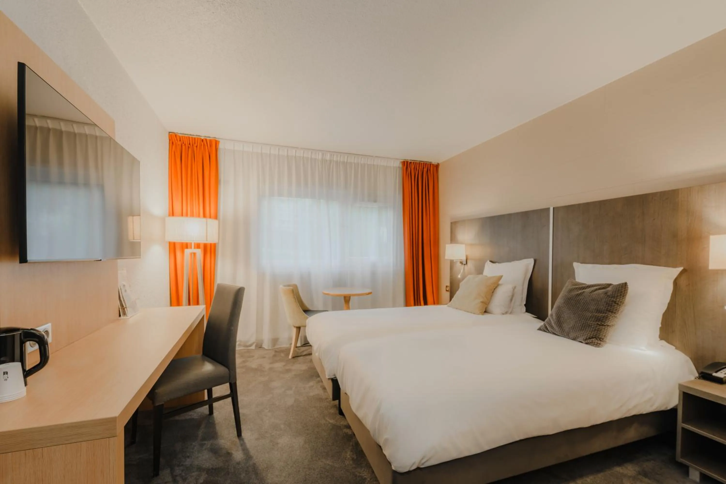 Property building, Bed in Mercure Annecy Sud