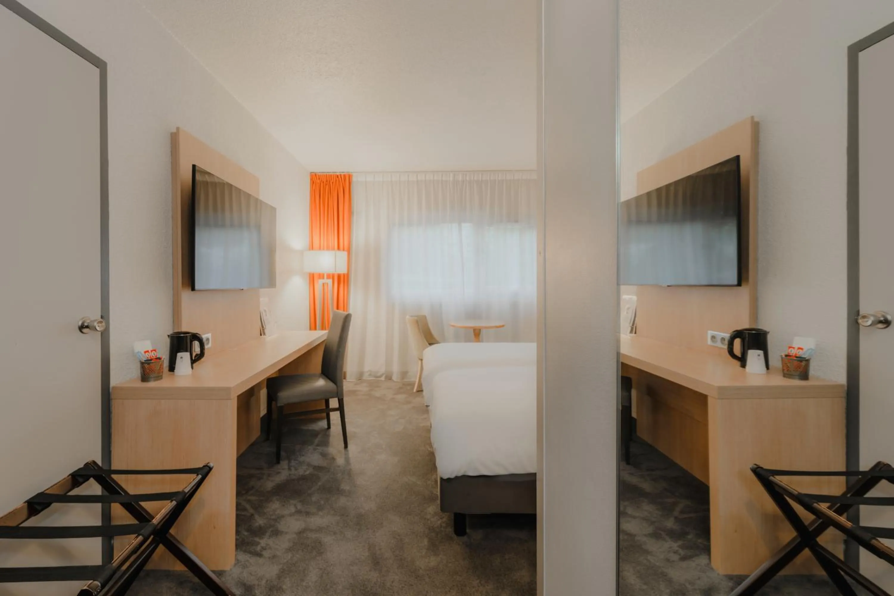 Property building, Bed in Mercure Annecy Sud