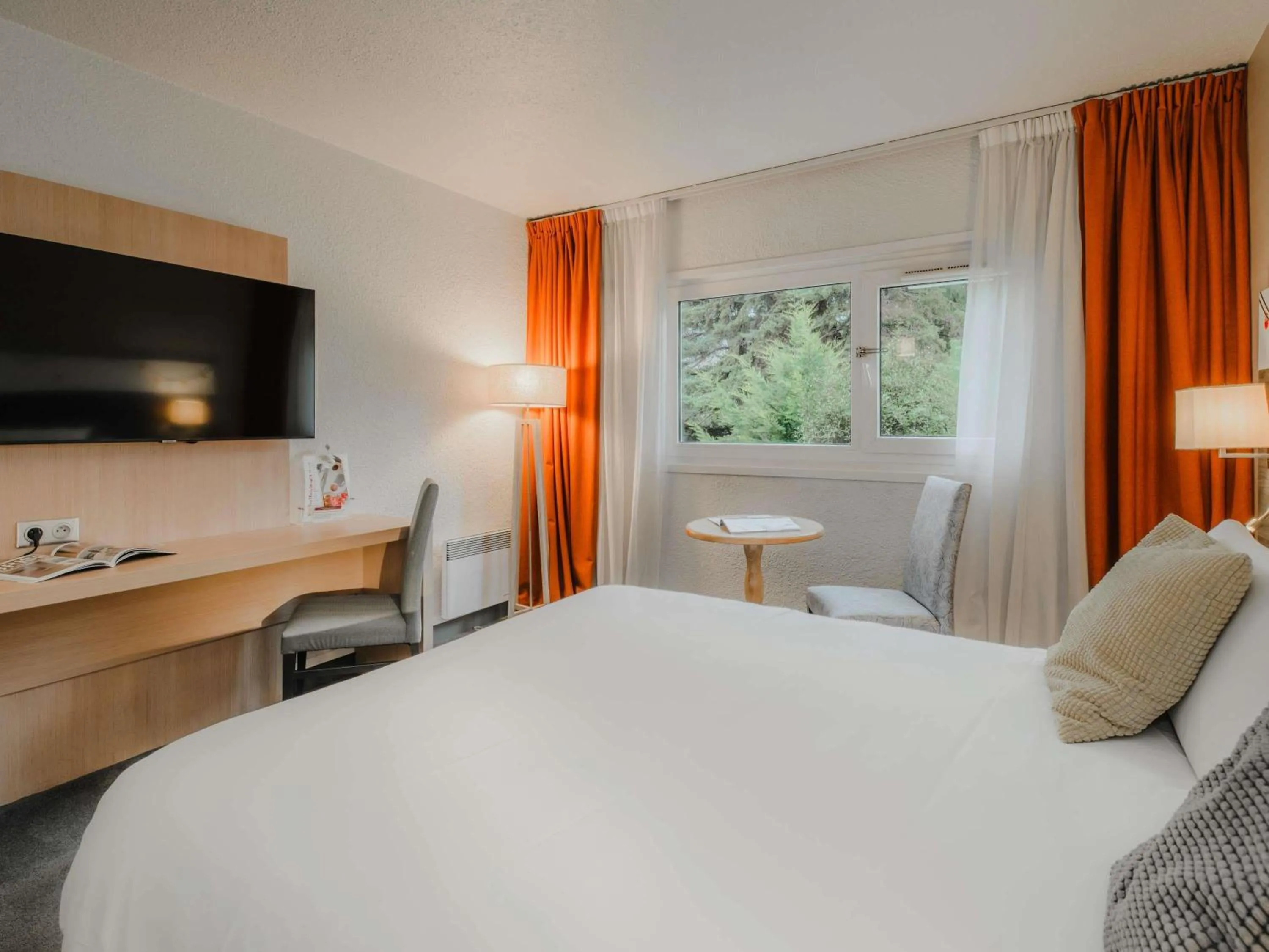 Bedroom, Bed in Mercure Annecy Sud