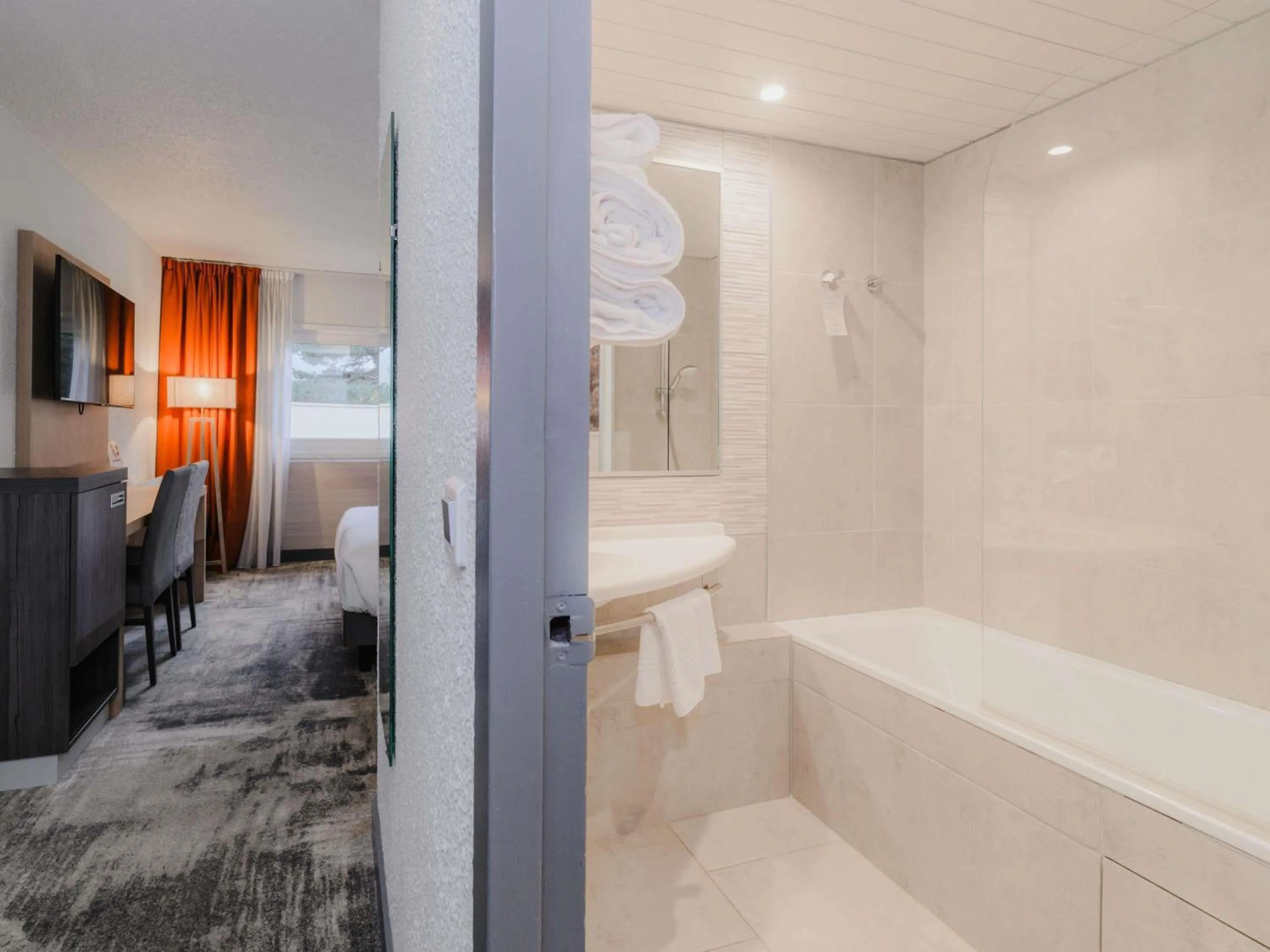 Bedroom in Mercure Annecy Sud