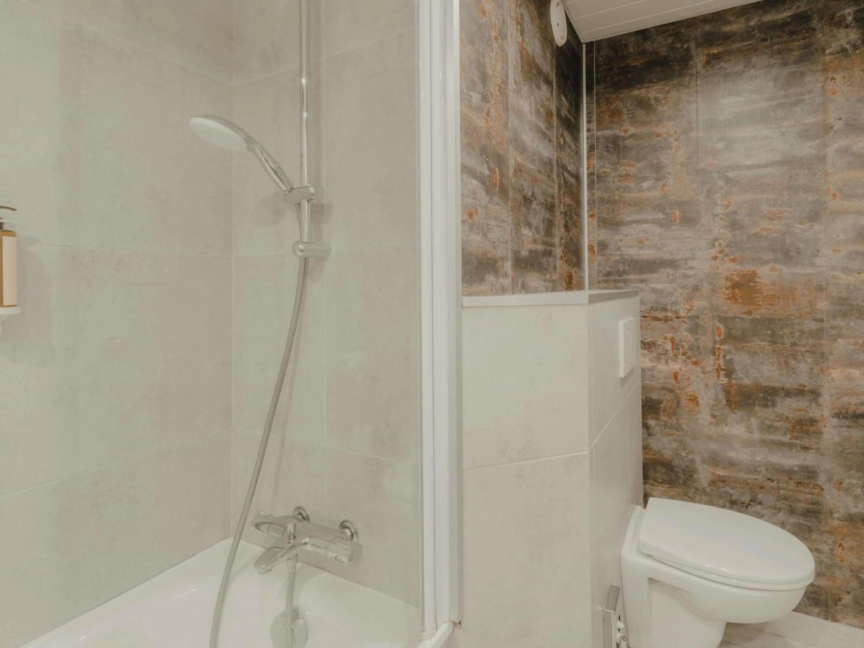 Bedroom in Mercure Annecy Sud