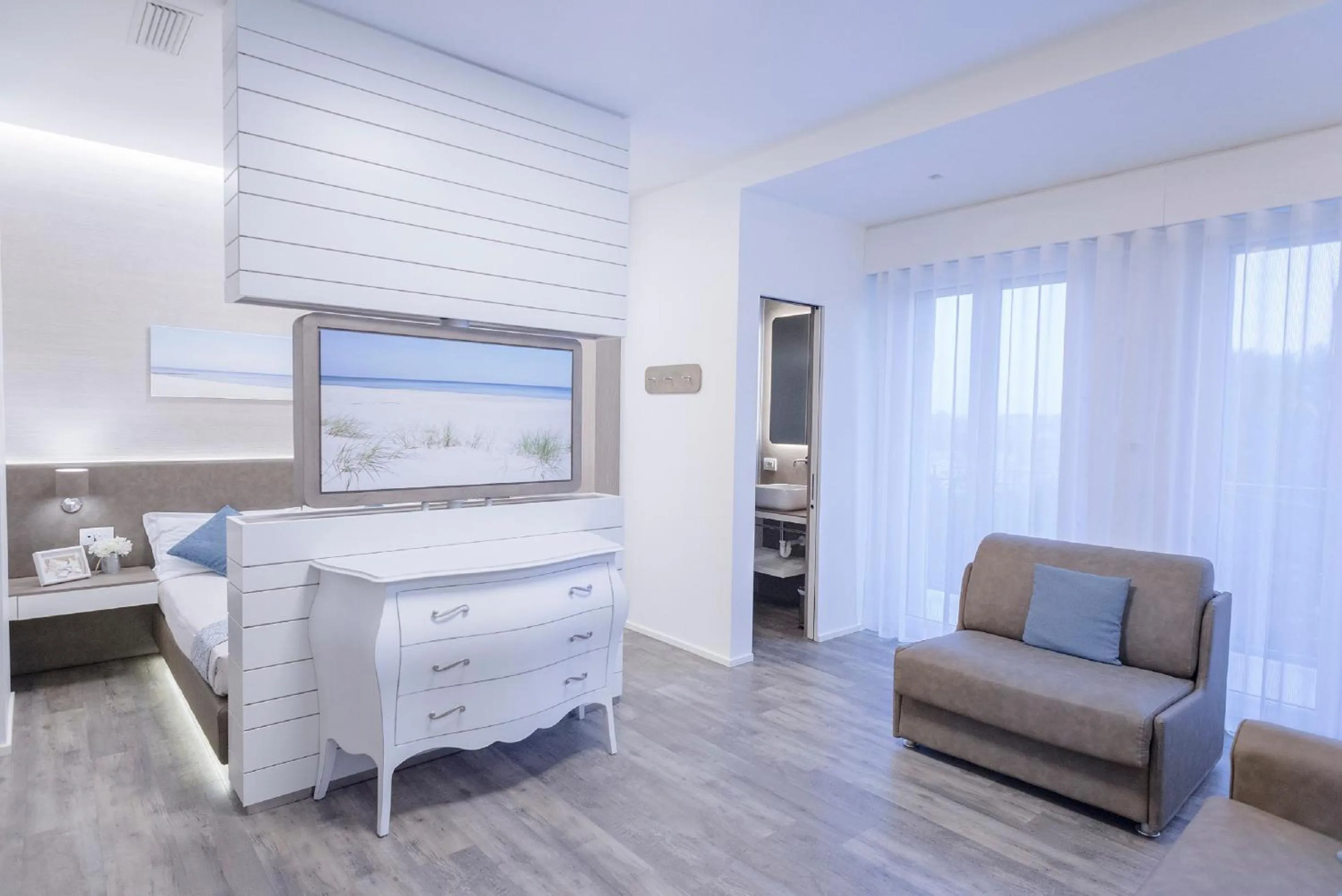 TV and multimedia, Bed in Hotel Liberty Beach - Parking & Beach