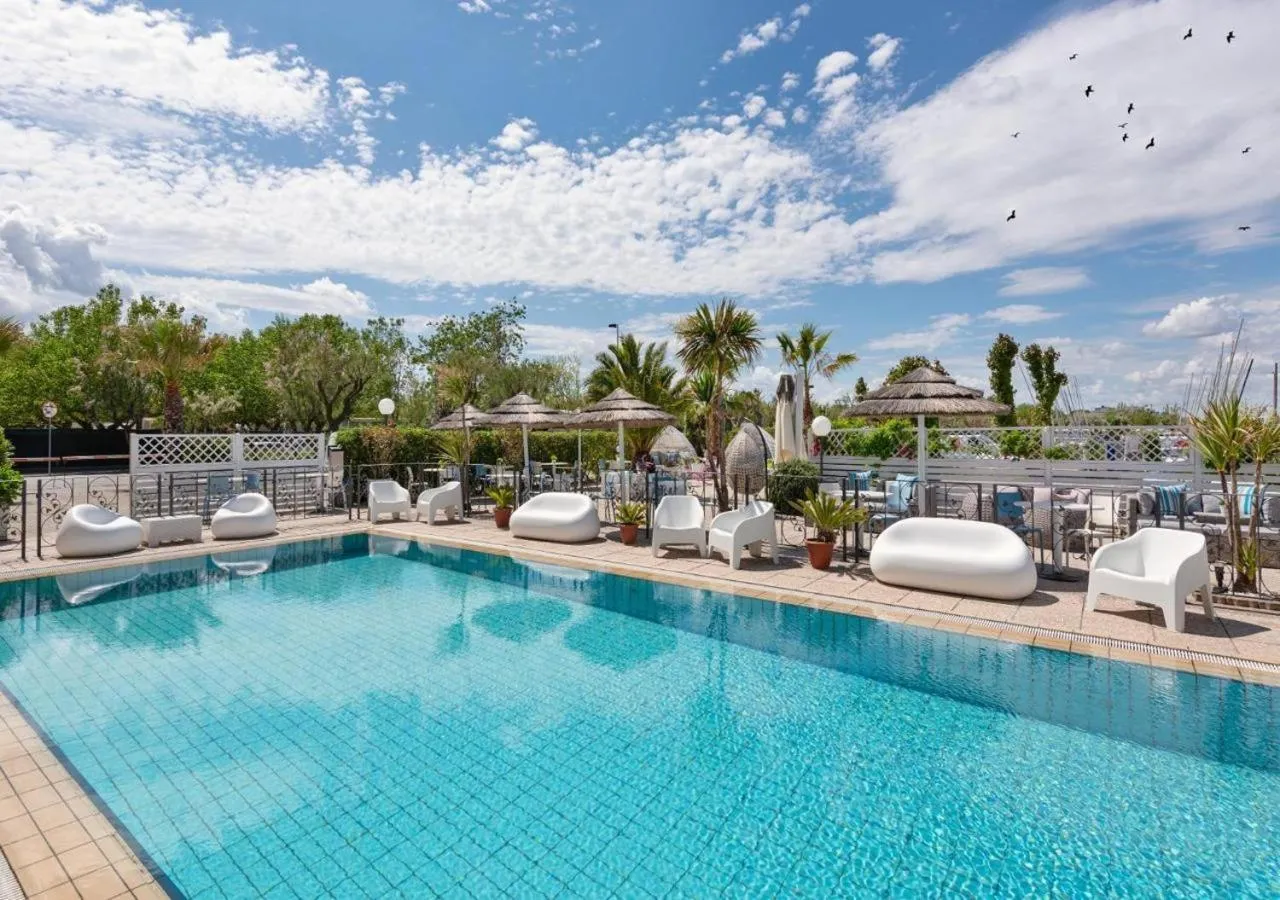 Swimming pool in Hotel Liberty Beach - Parking & Beach