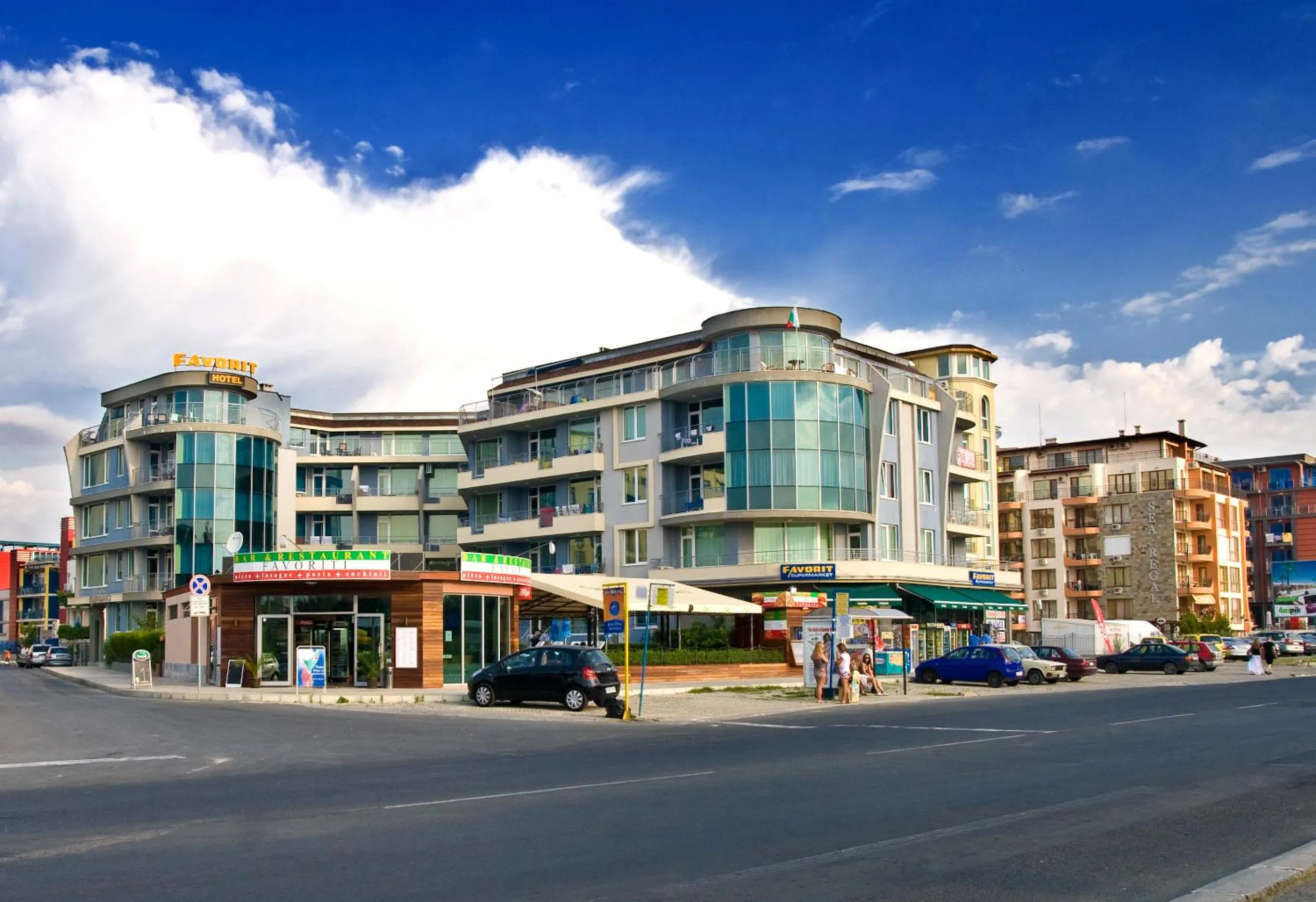 Facade/entrance in Favorit Aparthotel