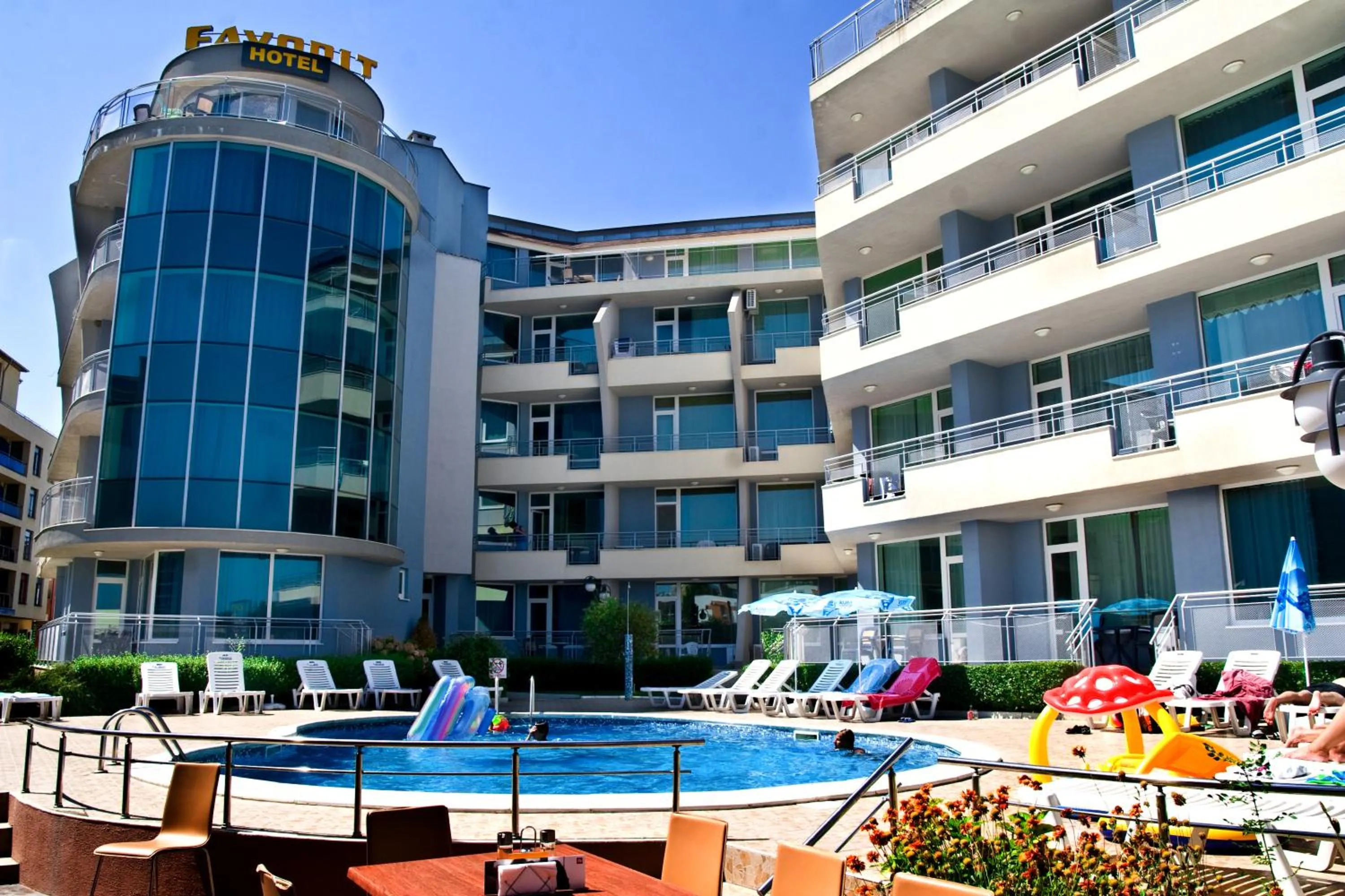 Facade/entrance in Favorit Aparthotel