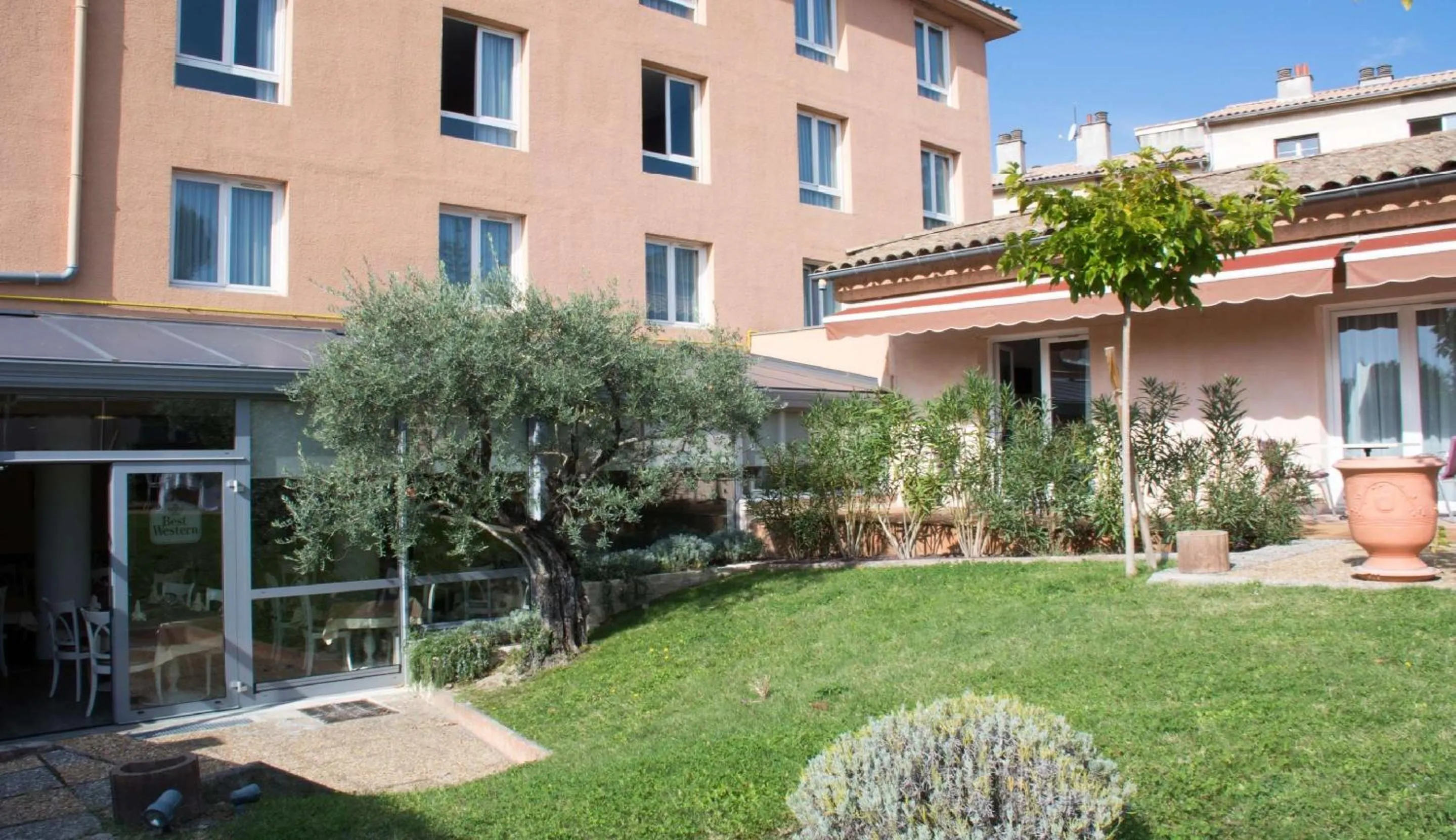 Property building in Best Western Hôtel Le Sud