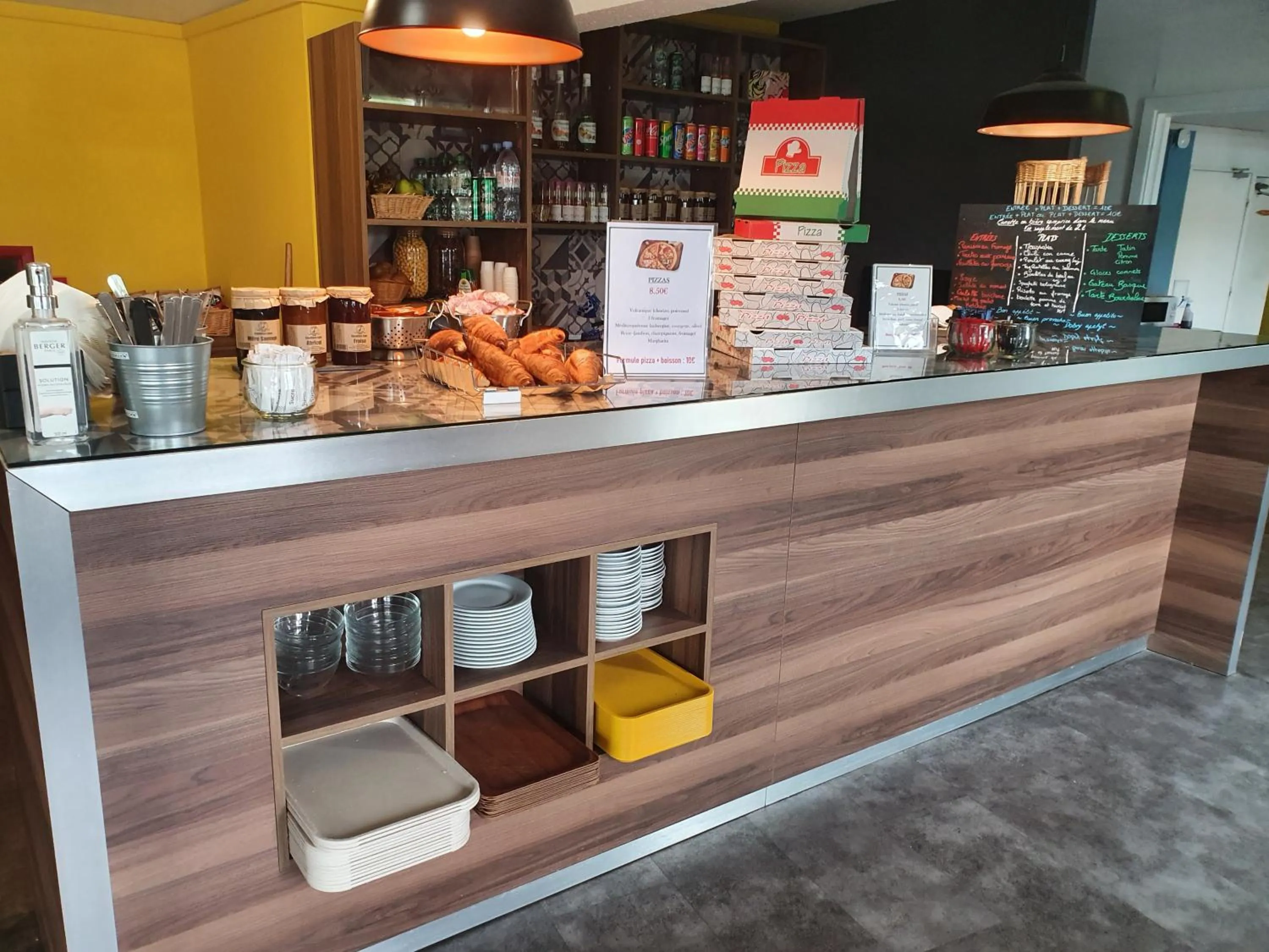 Lounge or bar in The Originals Access, Hôtel Clermont-Ferrand Nord