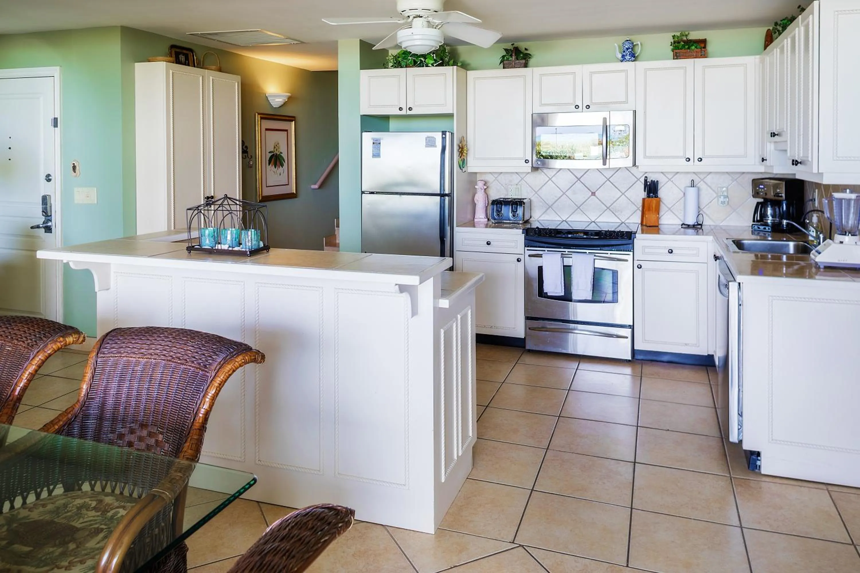 Kitchen or kitchenette in Coral Gardens on Grace Bay