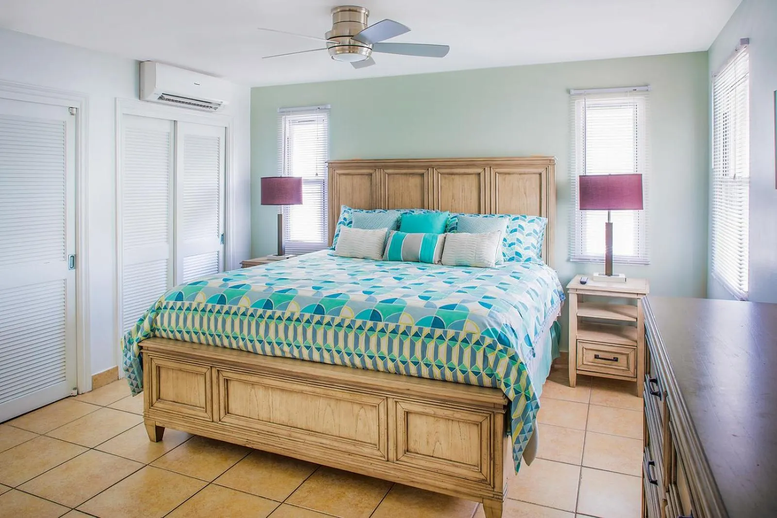 Bedroom, Bed in Coral Gardens on Grace Bay