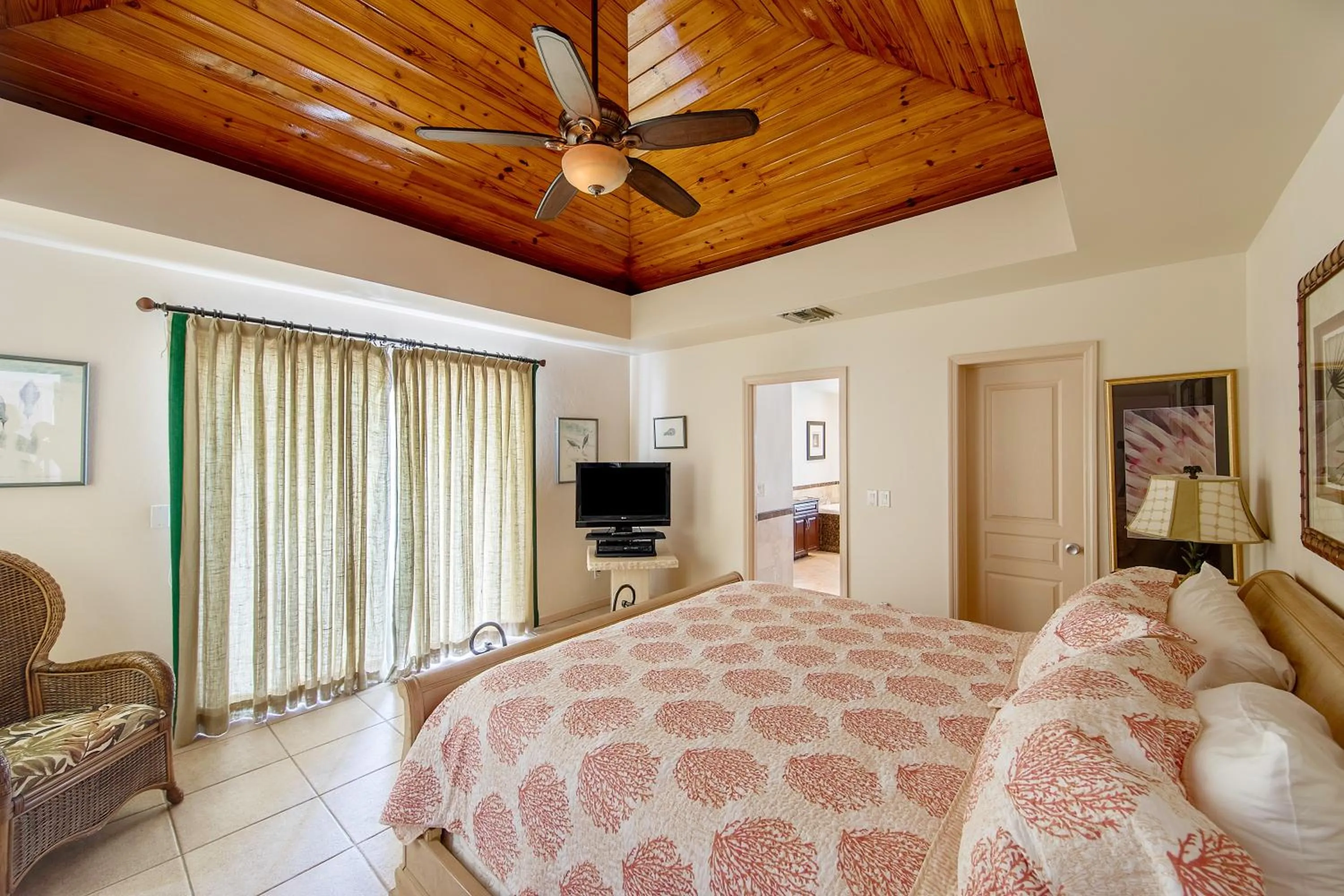 Bedroom, Bed in Coral Gardens on Grace Bay
