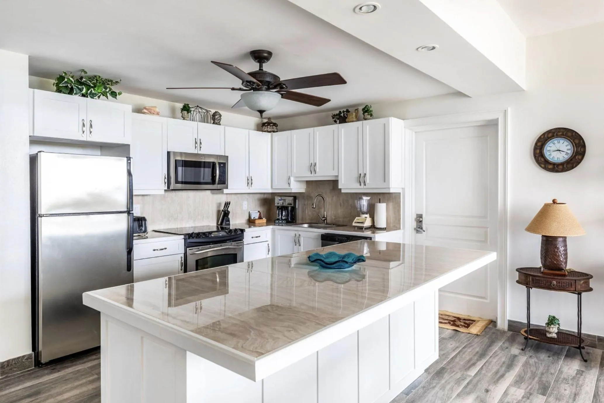 Kitchen or kitchenette in Coral Gardens on Grace Bay