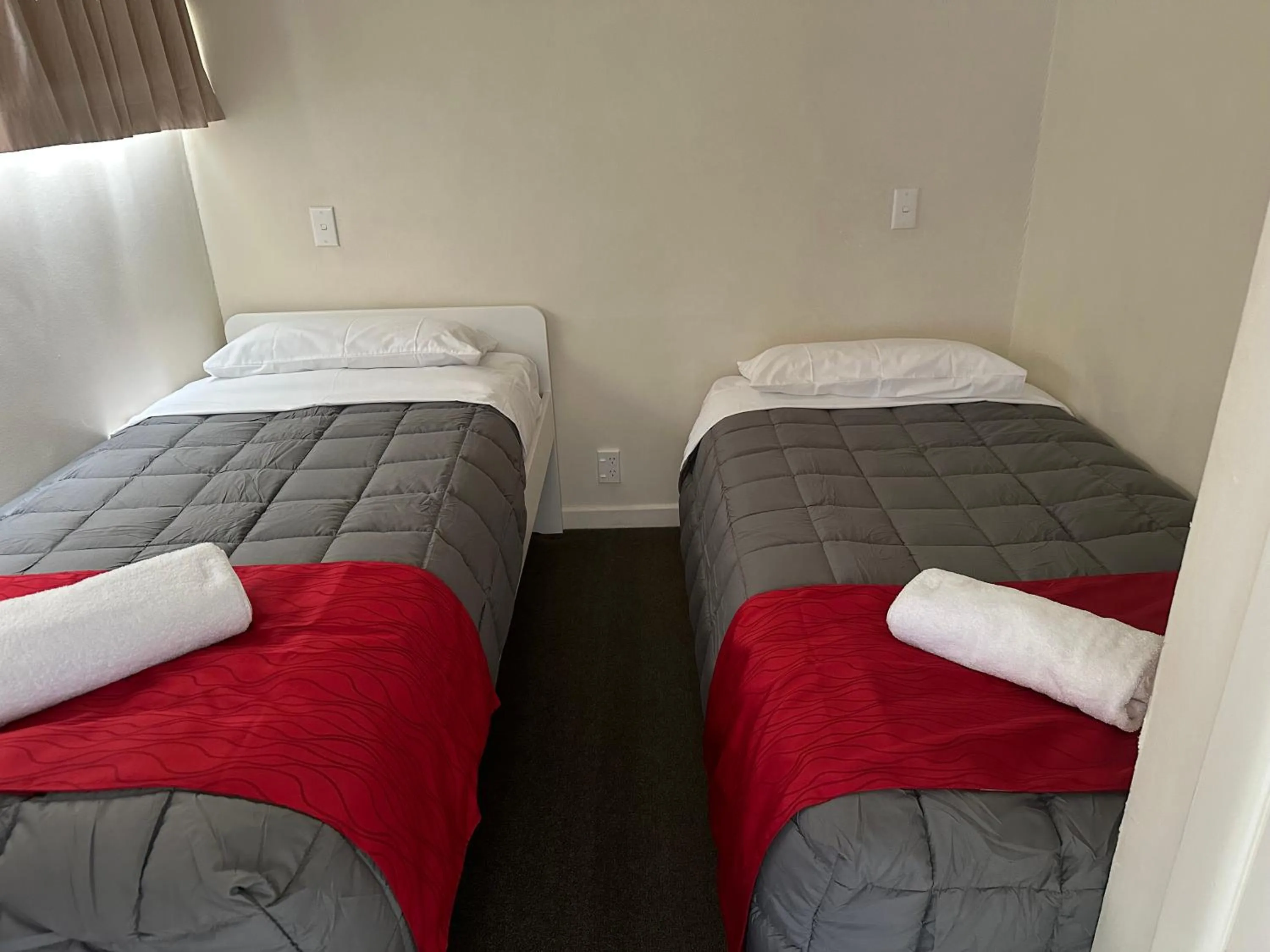 Bed in Touchwood Motor Inn & Inner City Camping Ground
