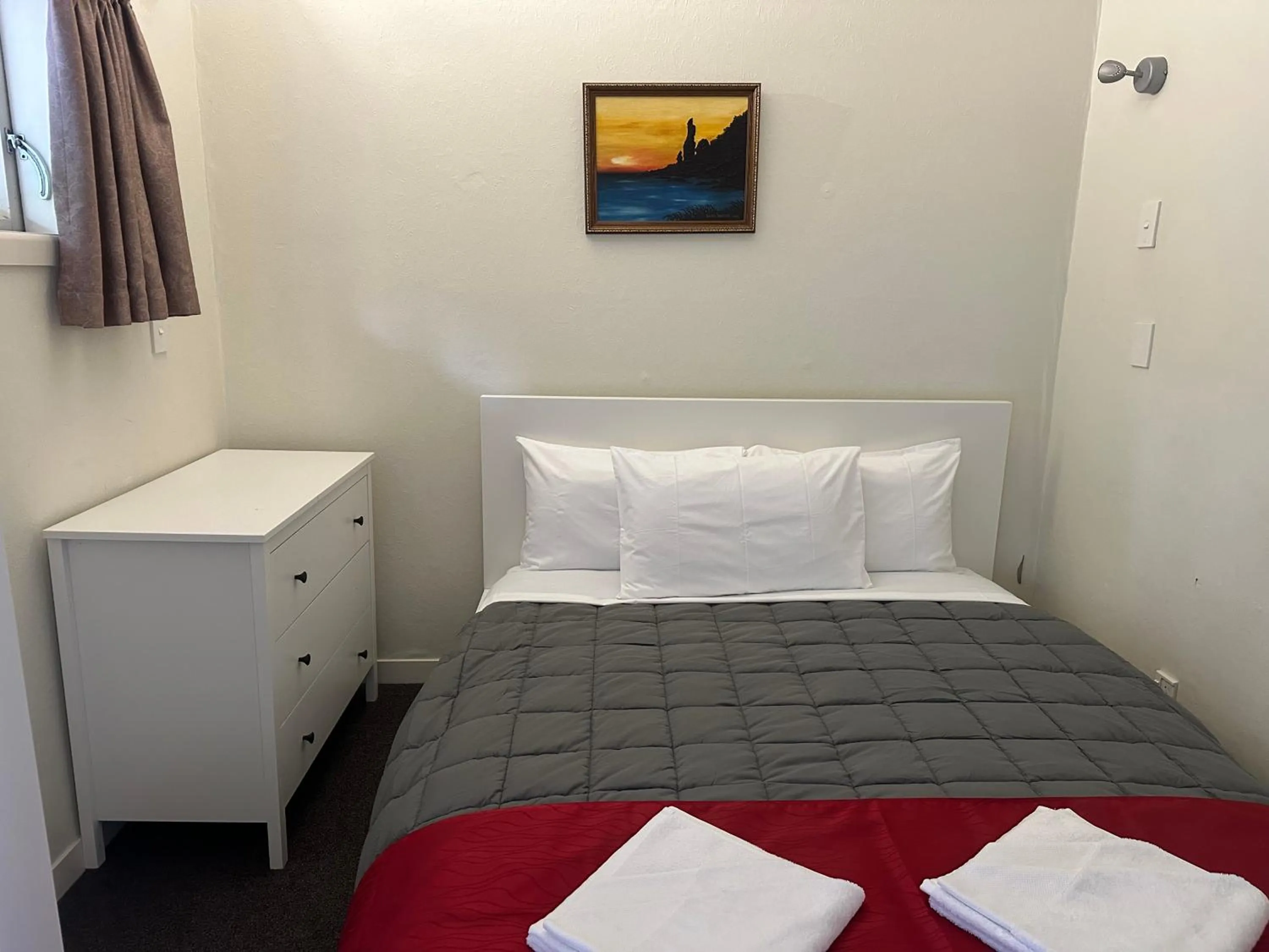 Bed in Touchwood Motor Inn & Inner City Camping Ground