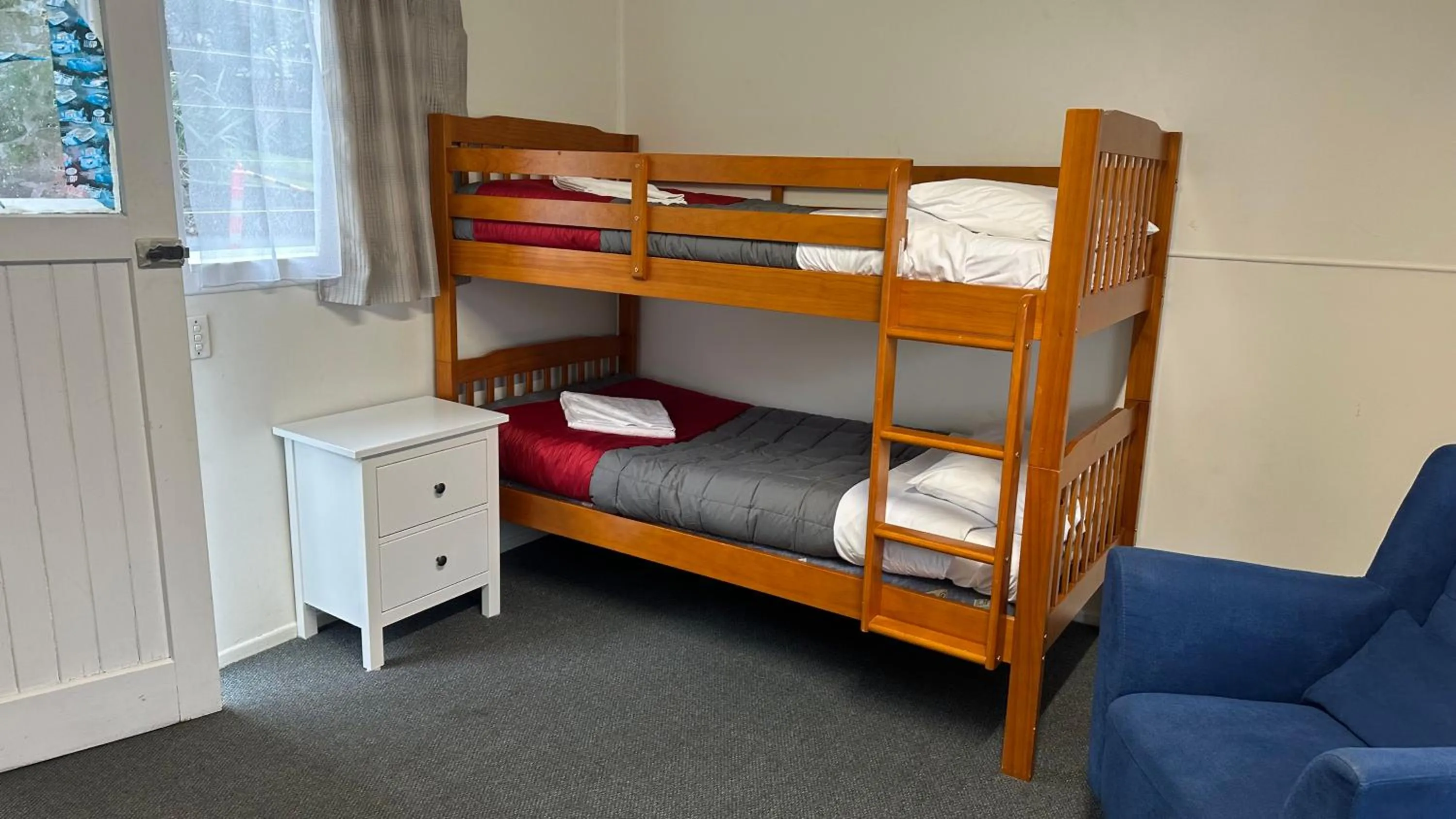 Bed in Touchwood Motor Inn & Inner City Camping Ground