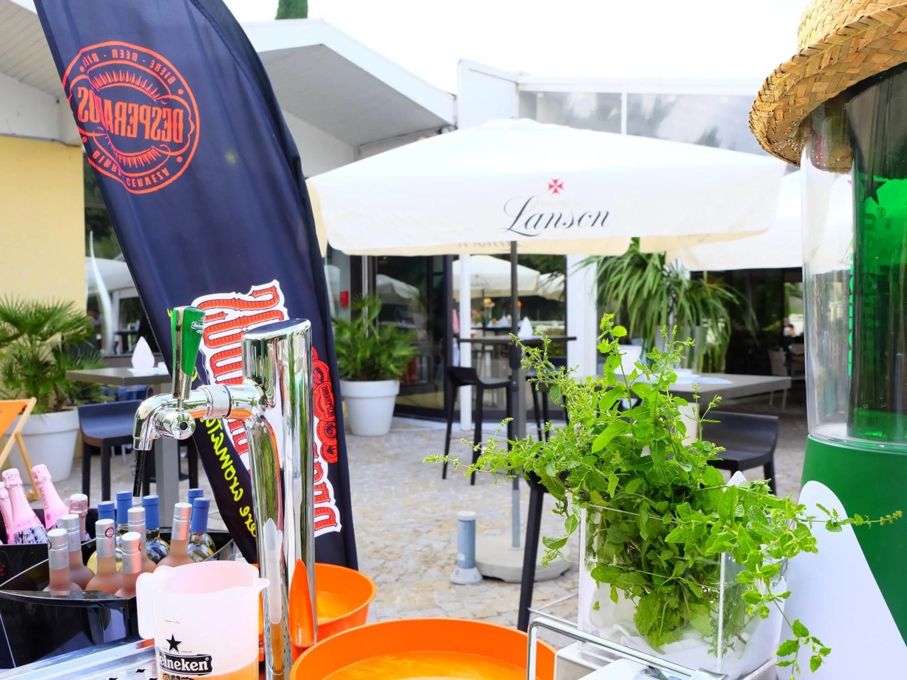 Lounge or bar in Novotel Marseille Est Porte d'Aubagne