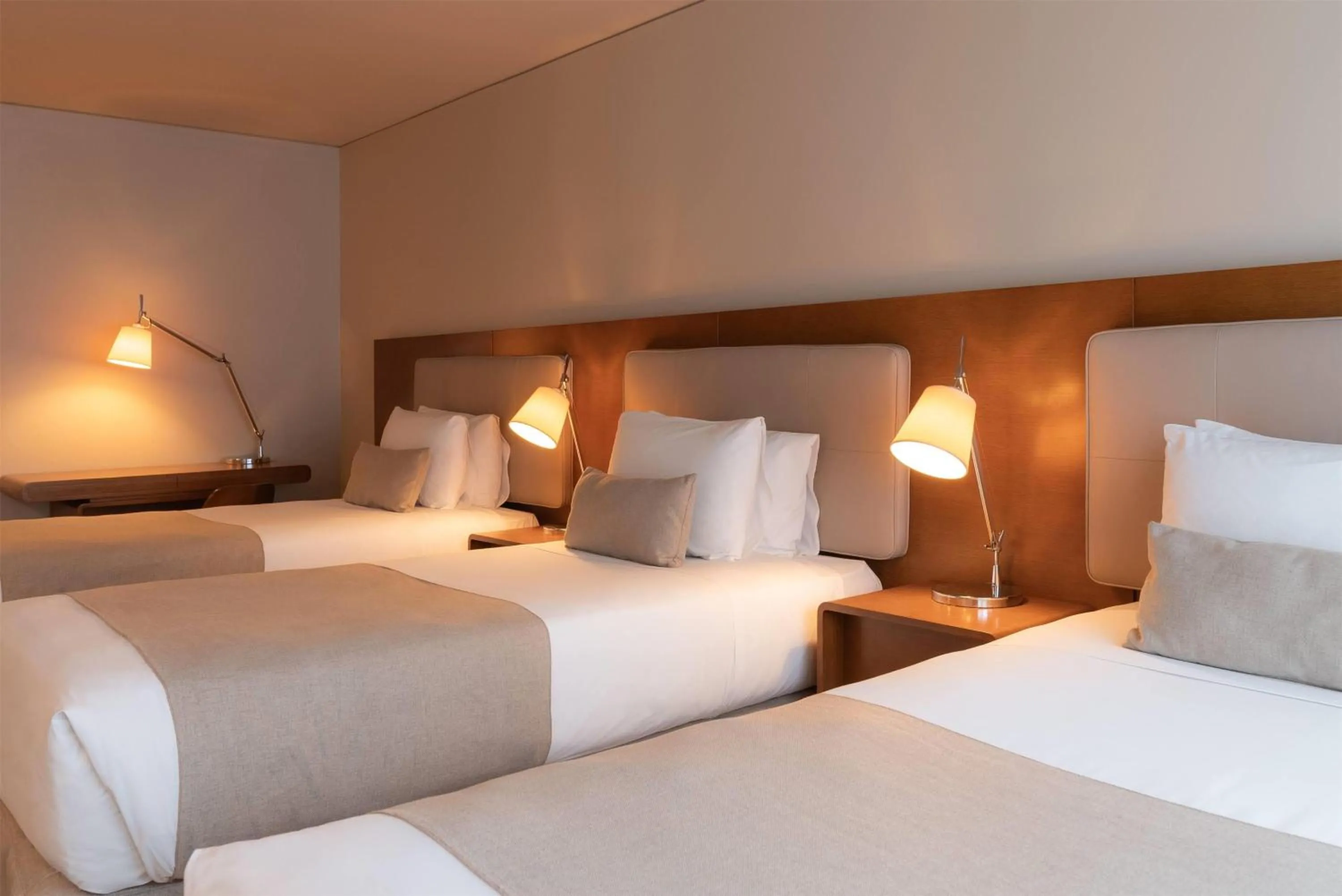 Photo of the whole room, Bed in Dazzler by Wyndham Montevideo